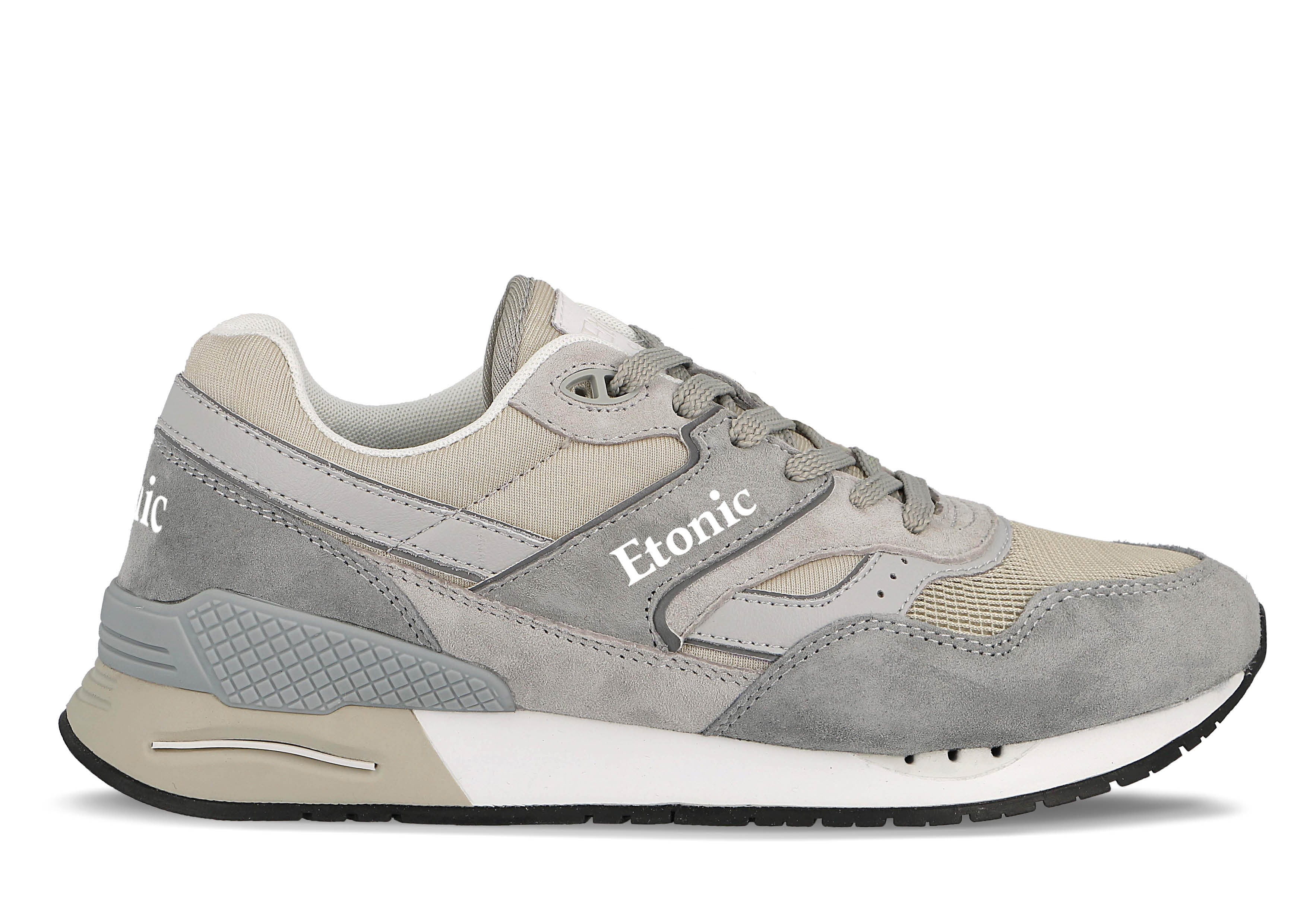 Sneakers Stable Base di Etonic in mesh beige e suede grigio con inserti multi-strato in pelle grigio chiaro