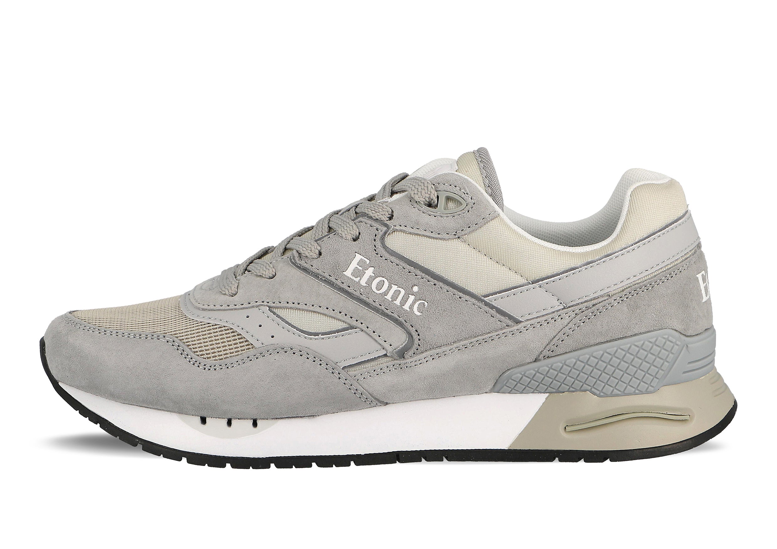 Baskets Etonic Stable Base en tissu mesh beige et daim gris avec empiècements en cuir multicouche gris clair.