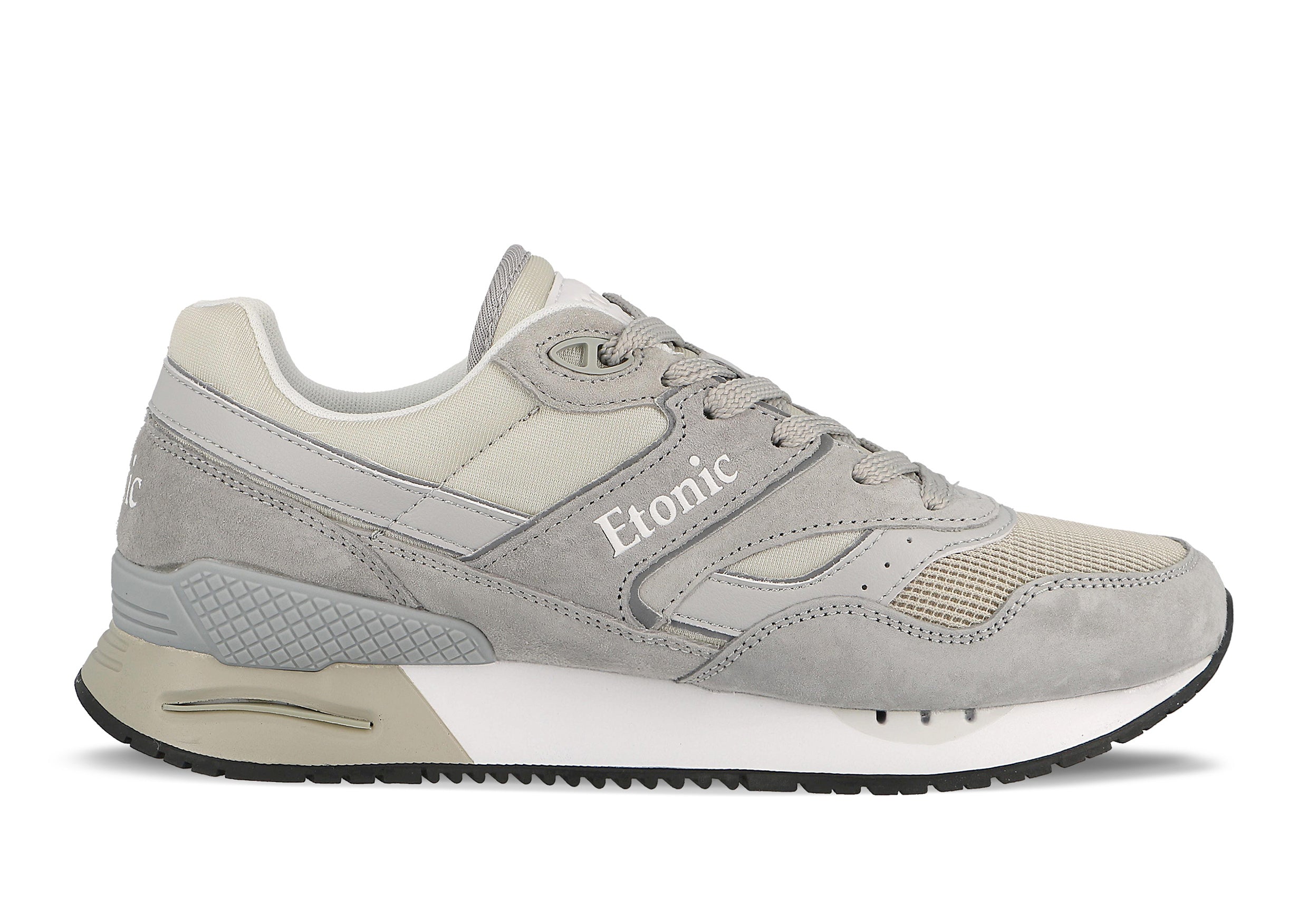Baskets Etonic Stable Base en tissu mesh beige et daim gris avec empiècements en cuir multicouche gris clair.