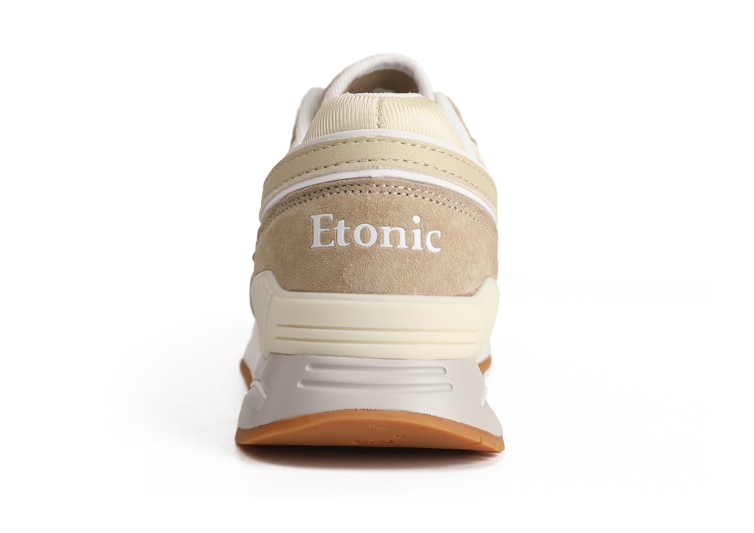 Baskets Etonic Stable Base en tissu mesh beige, daim beige foncé avec empiècements en cuir beige multicouche, semelle intercalaire blanche et semelle extérieure miel clair.