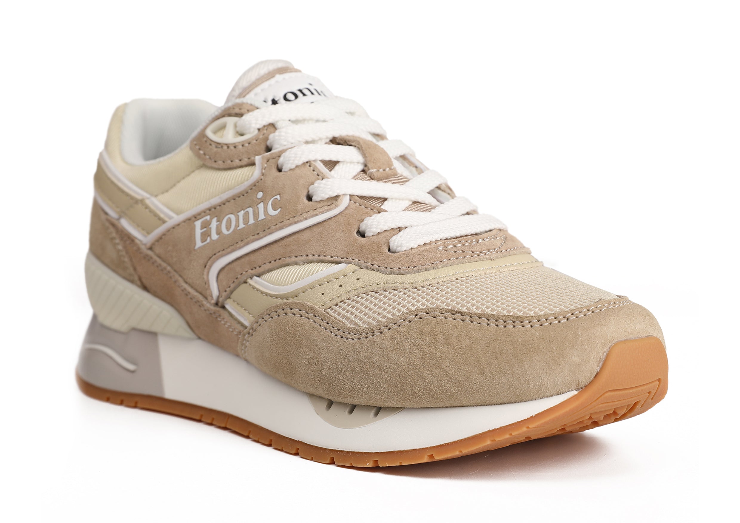 Baskets Etonic Stable Base en tissu mesh beige, daim beige foncé avec empiècements en cuir beige multicouche, semelle intercalaire blanche et semelle extérieure miel clair.