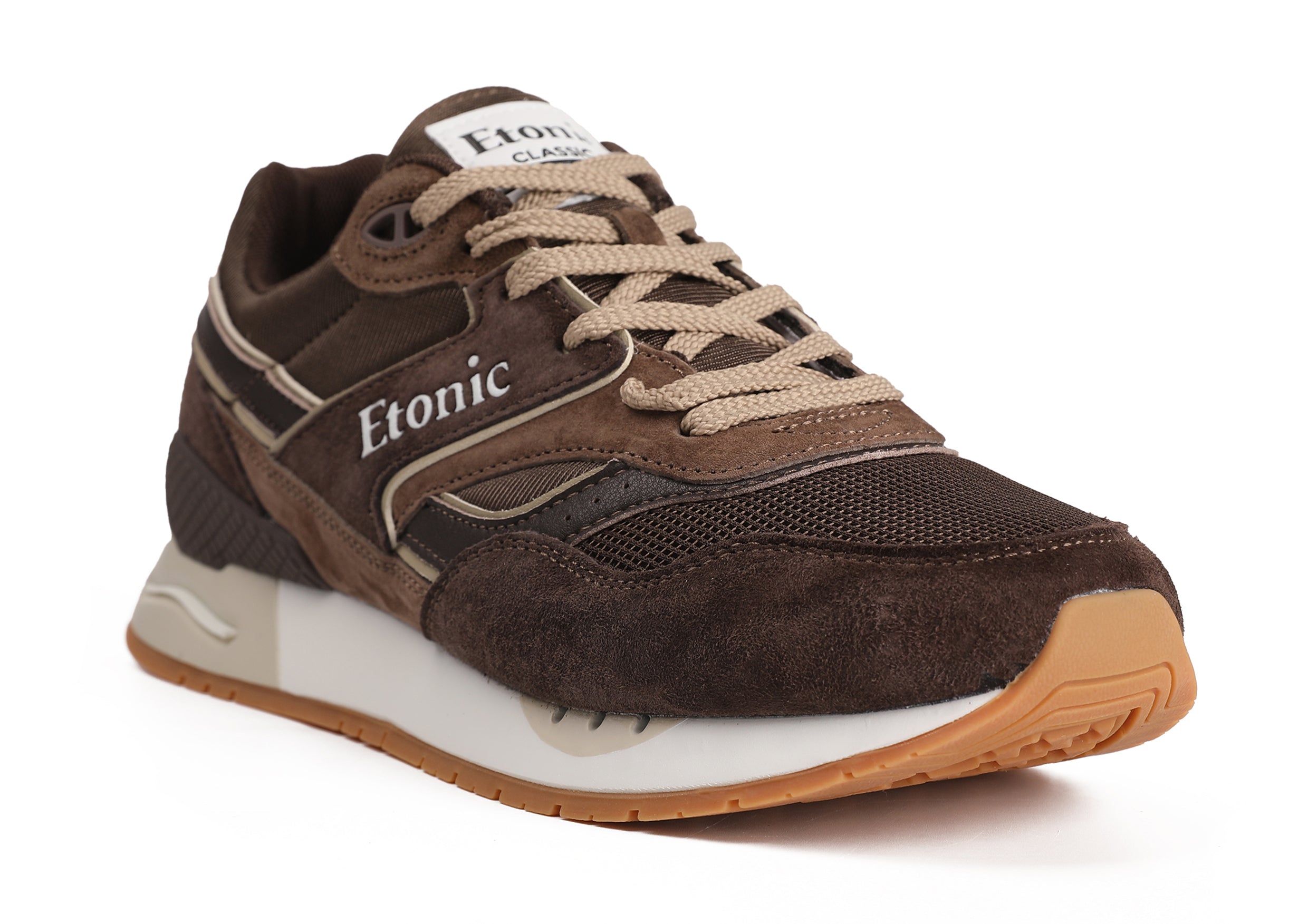 Baskets Etonic Stable Base en tissu mesh marron, daim marron avec empiècements en cuir marron multicouche, semelle intercalaire blanc cassé et semelle extérieure miel clair.