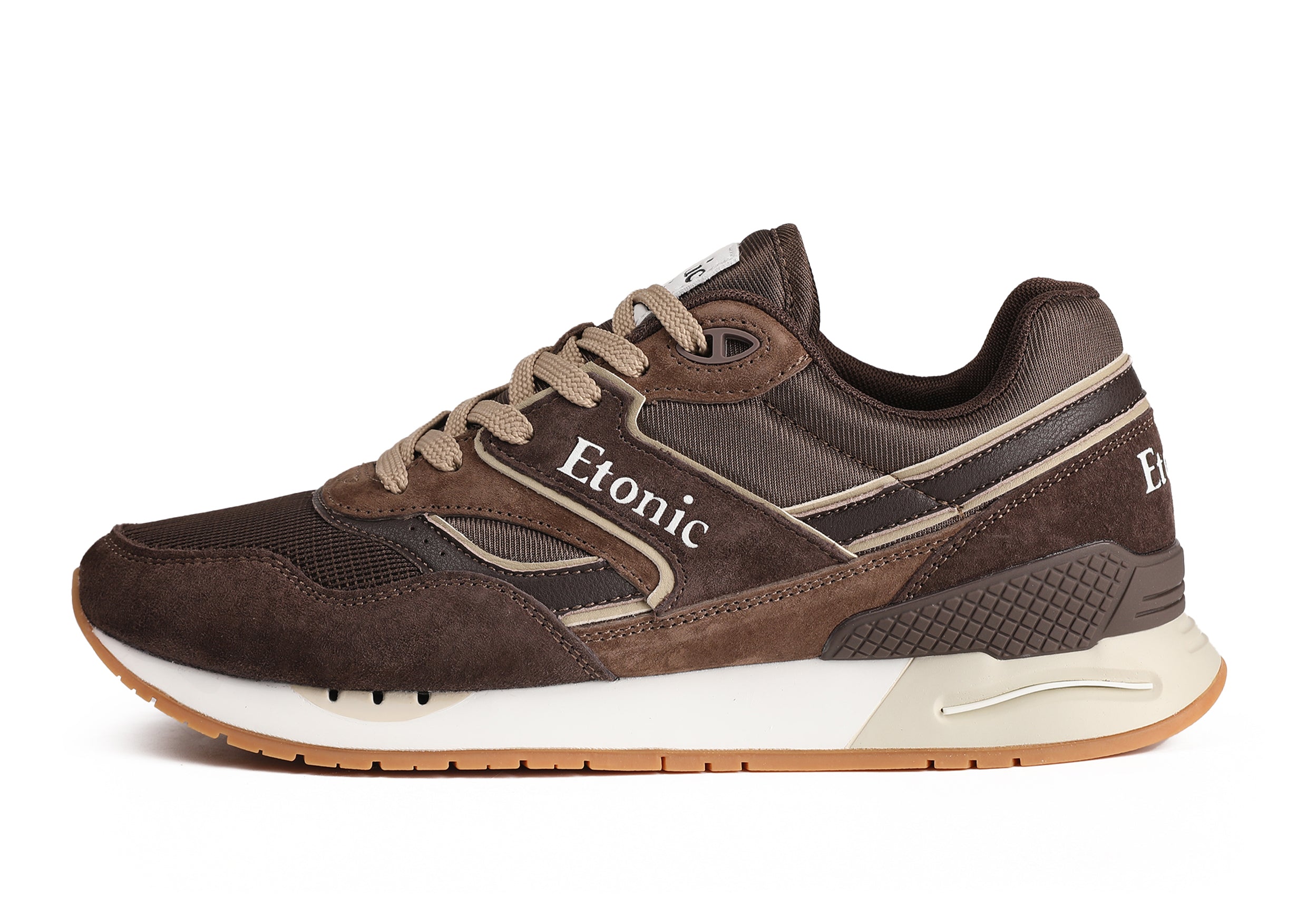 Baskets Etonic Stable Base en tissu mesh marron, daim marron avec empiècements en cuir marron multicouche, semelle intercalaire blanc cassé et semelle extérieure miel clair.