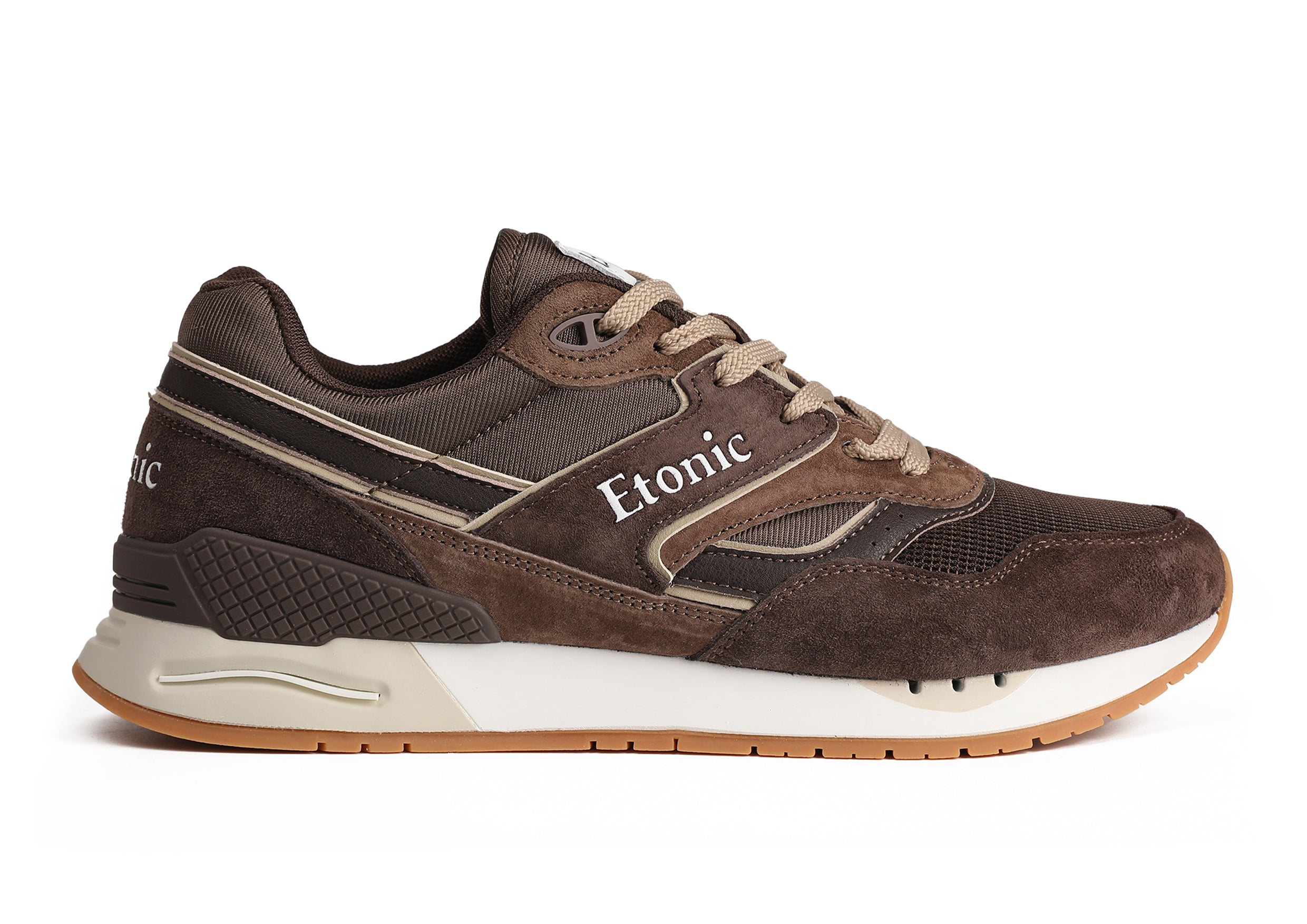 Baskets Etonic Stable Base en tissu mesh marron, daim marron avec empiècements en cuir marron multicouche, semelle intercalaire blanc cassé et semelle extérieure miel clair.