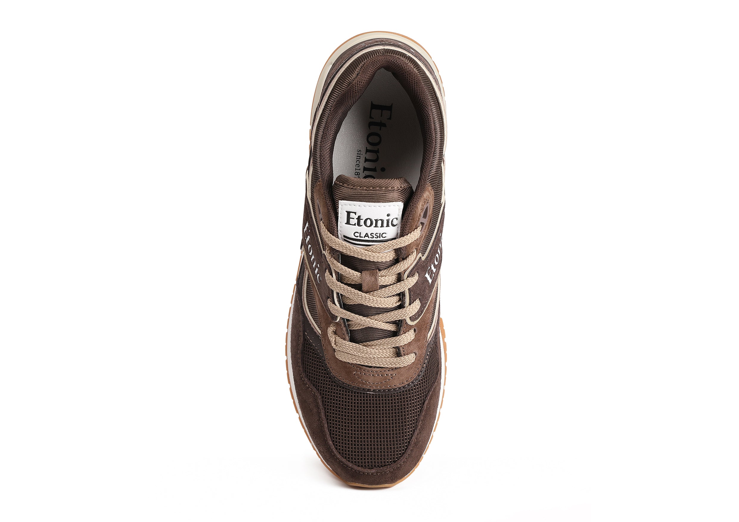 Baskets Etonic Stable Base en tissu mesh marron, daim marron avec empiècements en cuir marron multicouche, semelle intercalaire blanc cassé et semelle extérieure miel clair.