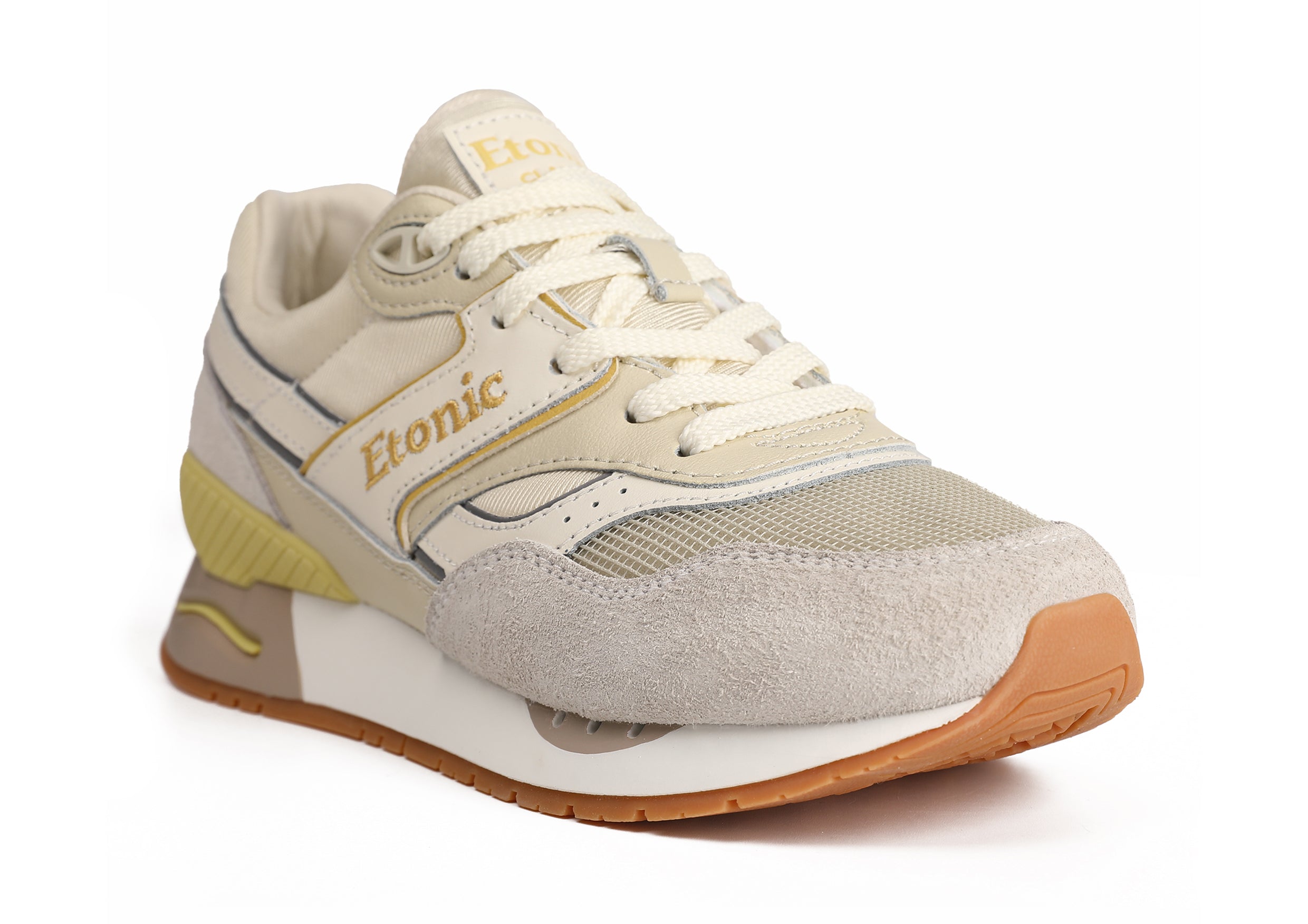 Baskets Etonic Stable Base en tissu mesh beige, daim fourrure gris avec empiècements en cuir multicouche blanc cassé, semelle intercalaire blanche et semelle extérieure miel clair.