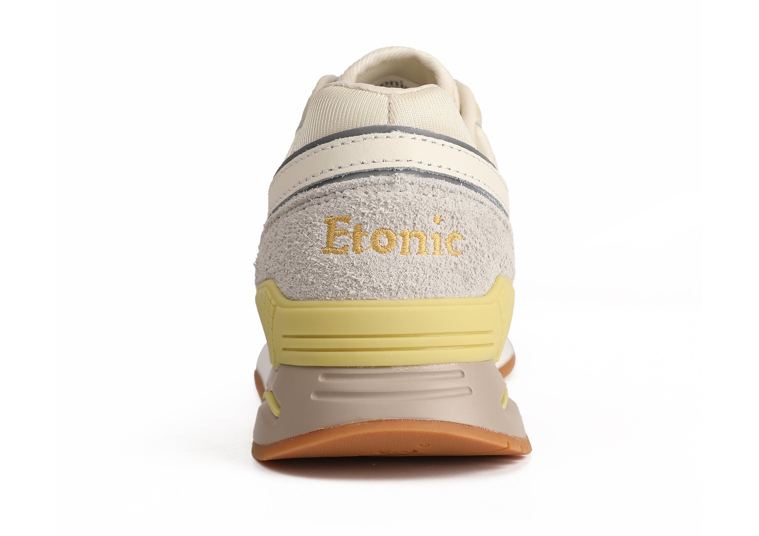 Baskets Etonic Stable Base en tissu mesh beige, daim fourrure gris avec empiècements en cuir multicouche blanc cassé, semelle intercalaire blanche et semelle extérieure miel clair.