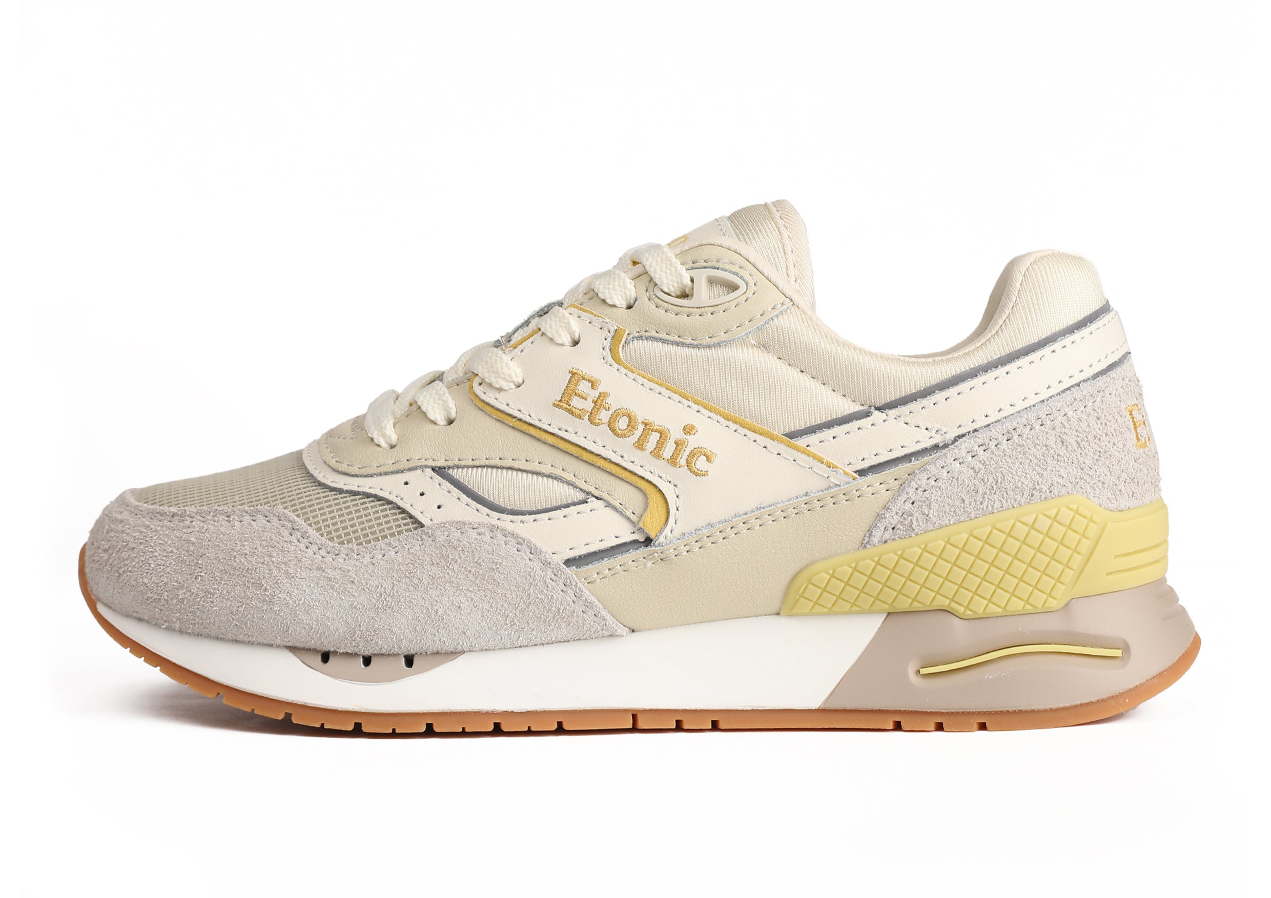 Baskets Etonic Stable Base en tissu mesh beige, daim fourrure gris avec empiècements en cuir multicouche blanc cassé, semelle intercalaire blanche et semelle extérieure miel clair.