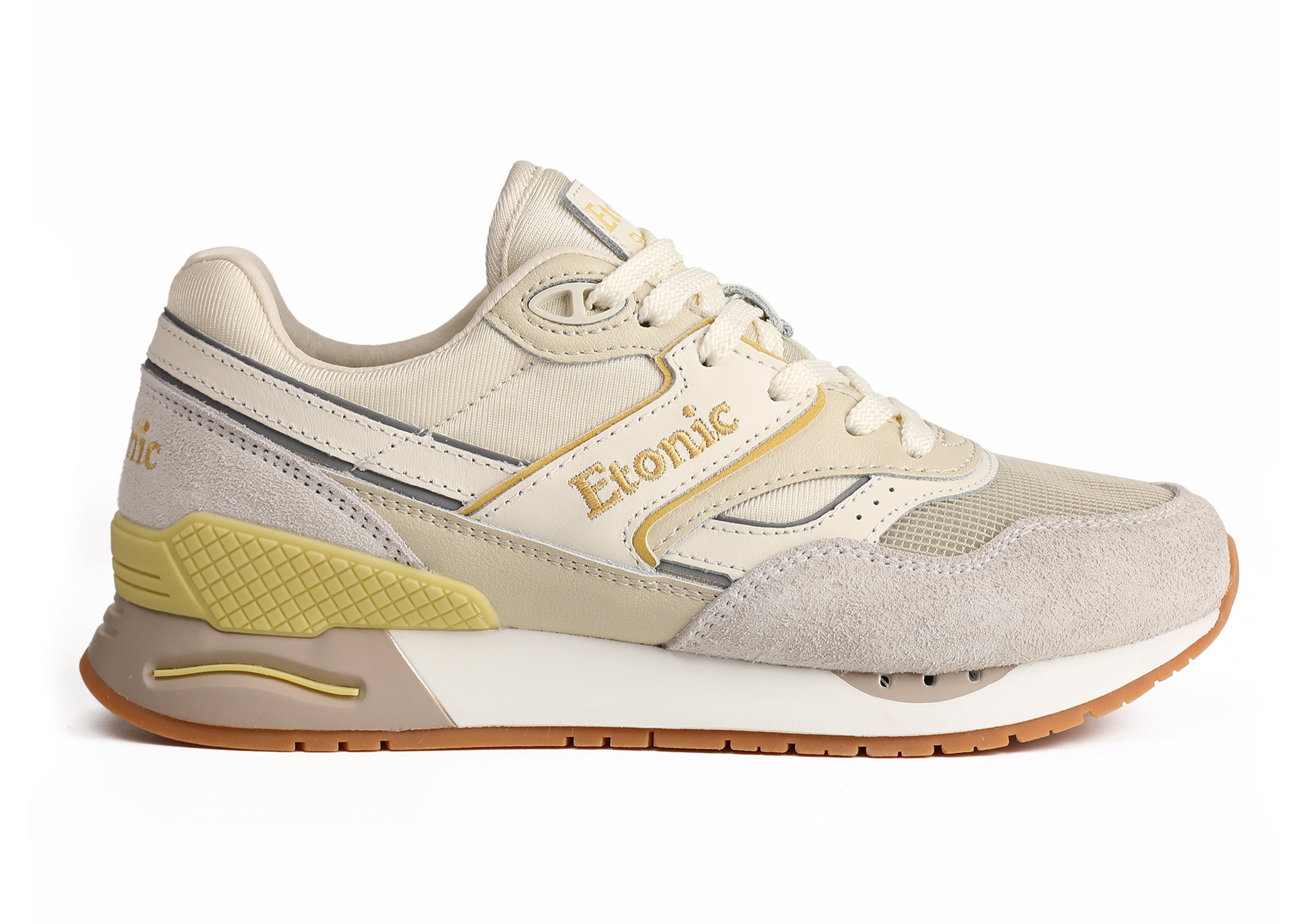 Baskets Etonic Stable Base en tissu mesh beige, daim fourrure gris avec empiècements en cuir multicouche blanc cassé, semelle intercalaire blanche et semelle extérieure miel clair.