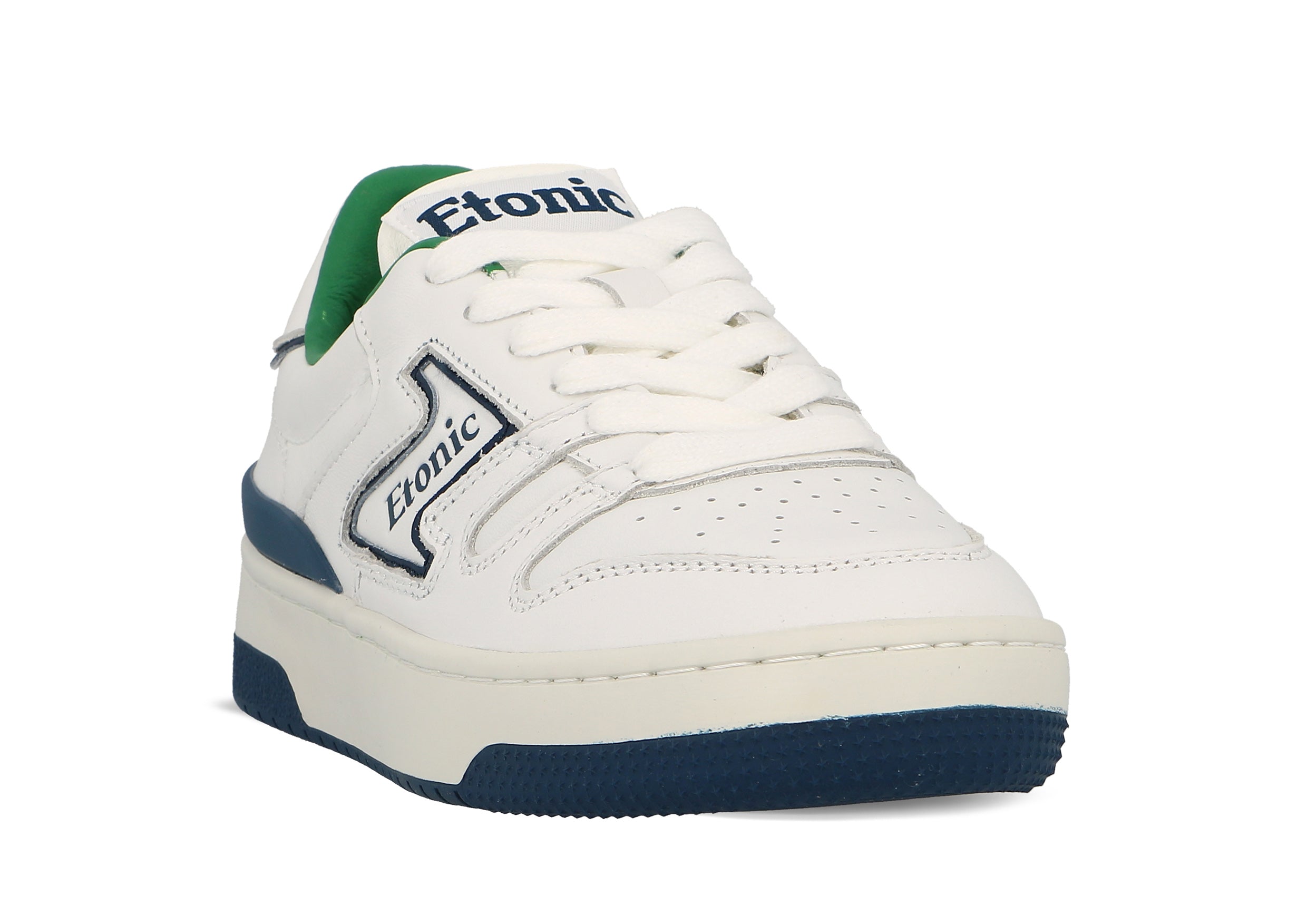 Sneakers Etonic B481 in pelle bianca con dettagli blu navy, fodera verde e intersuola bianca con suola inferiore blu navy.