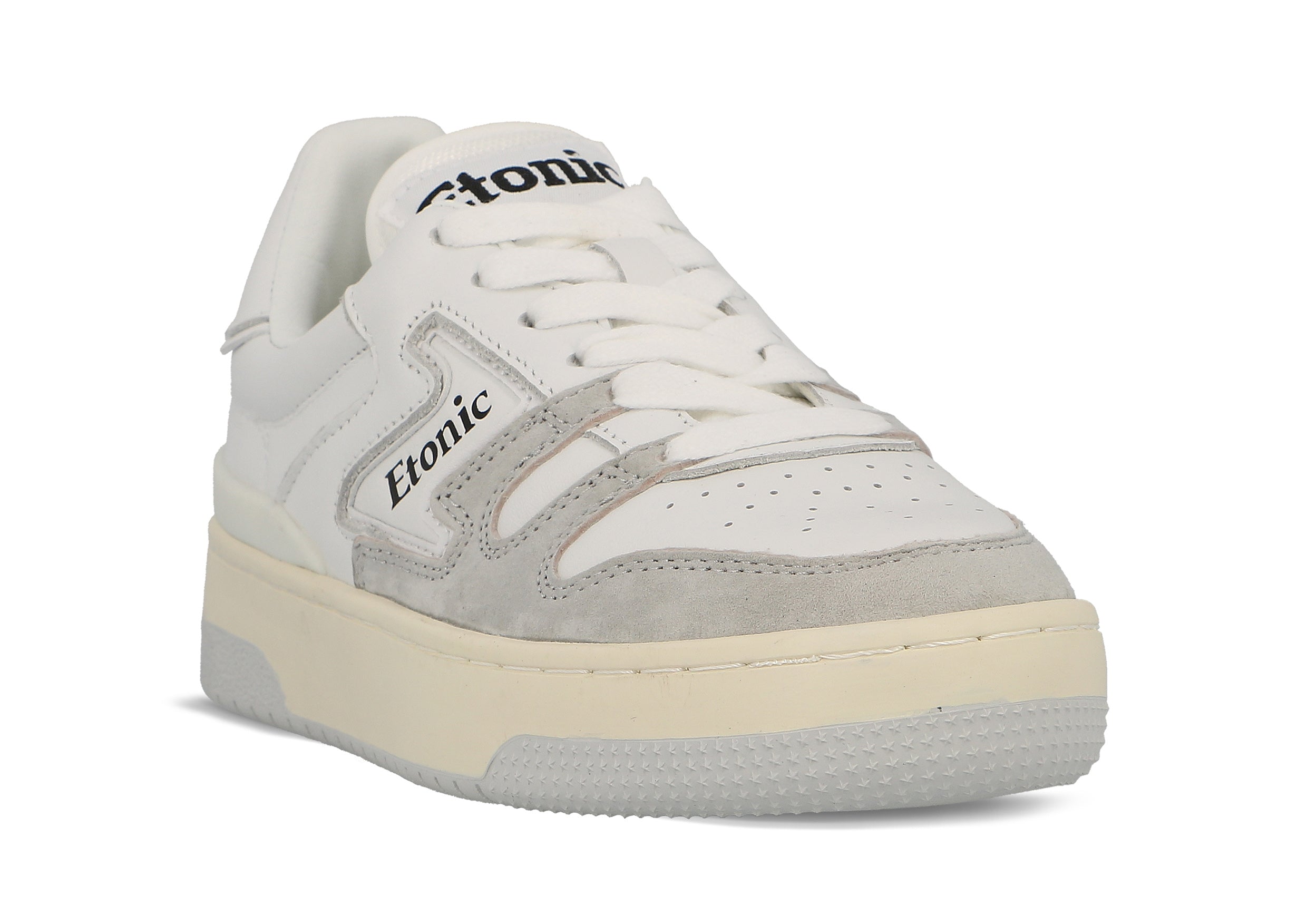 Etonic B481 sneakers in white leather and light grey suede with white outsole.