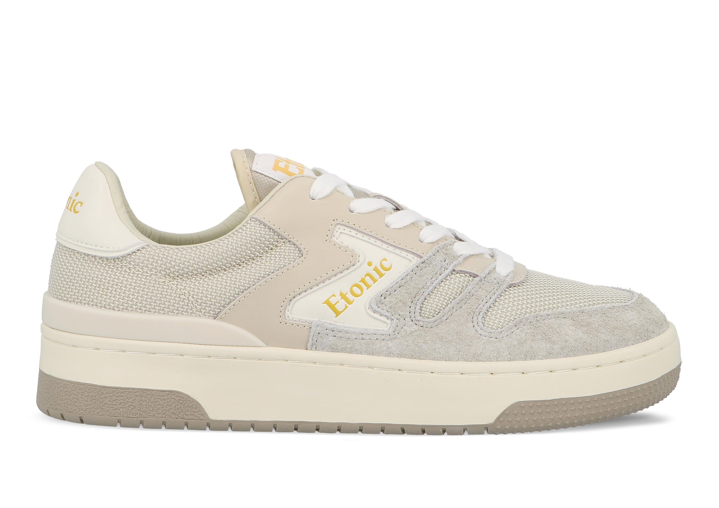 Sneakers Etonic B481 in tessuto a rete beige, pelle scamosciata pelosa grigia con inserti in pelle multistrato bianco sporco, intersuola bianca e suola inferiore color miele chiaro.