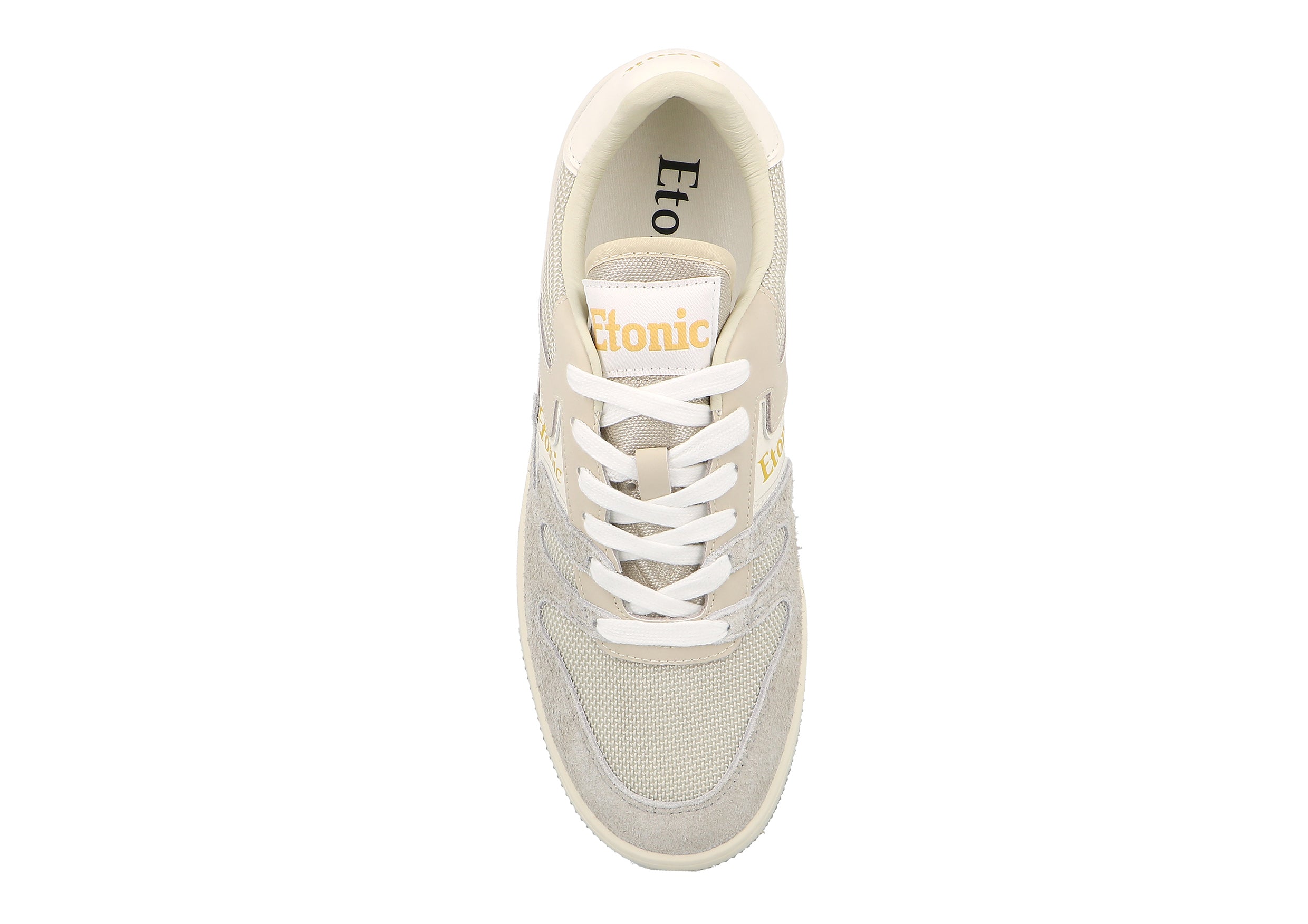 Sneakers Etonic B481 in tessuto a rete beige, pelle scamosciata pelosa grigia con inserti in pelle multistrato bianco sporco, intersuola bianca e suola inferiore color miele chiaro.