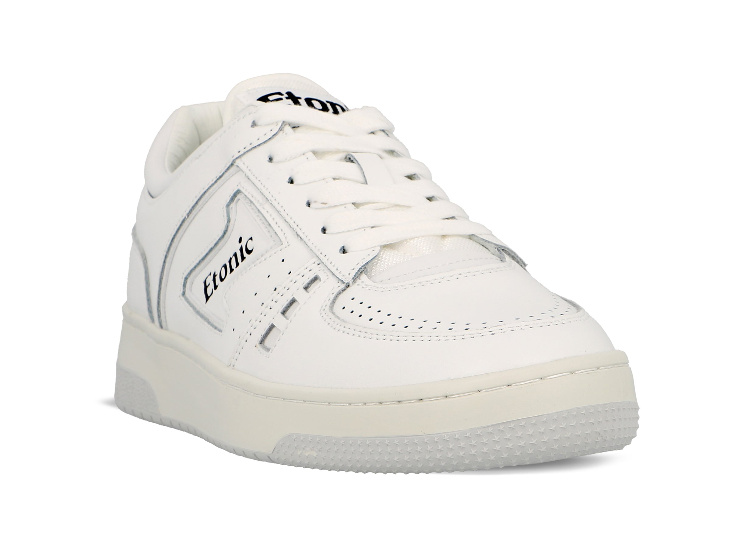Baskets Etonic B509 en cuir blanc avec détails noirs et semelle extérieure blanc cassé.