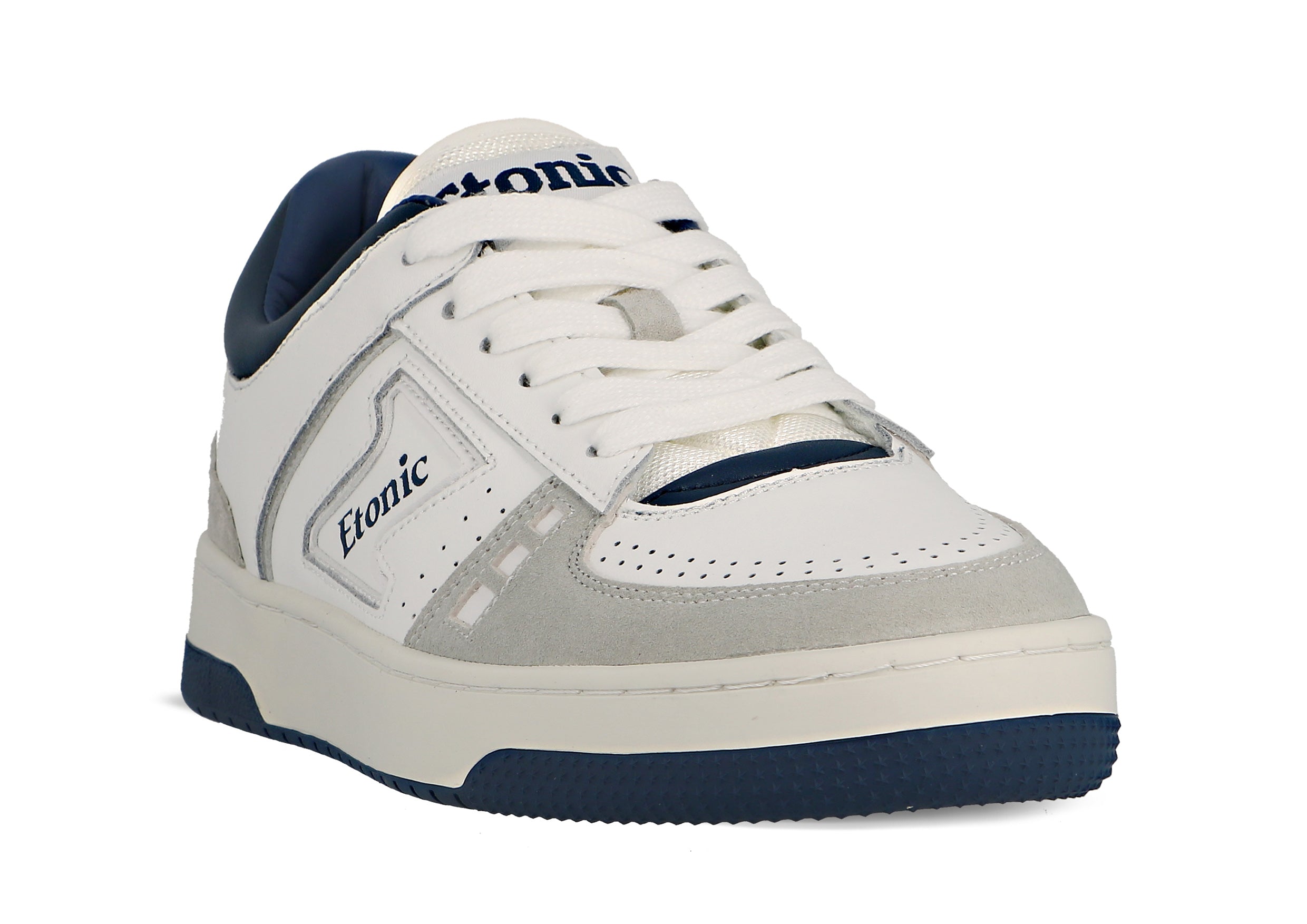 Sneakers Etonic B509 in pelle bianca, camoscio grigio chiaro, dettagli blu navy e suola bianco sporco.