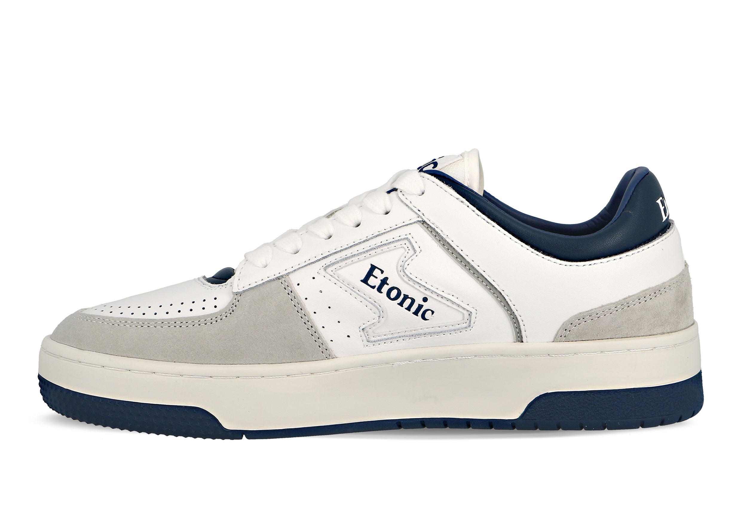 Sneakers Etonic B509 in pelle bianca, camoscio grigio chiaro, dettagli blu navy e suola bianco sporco.
