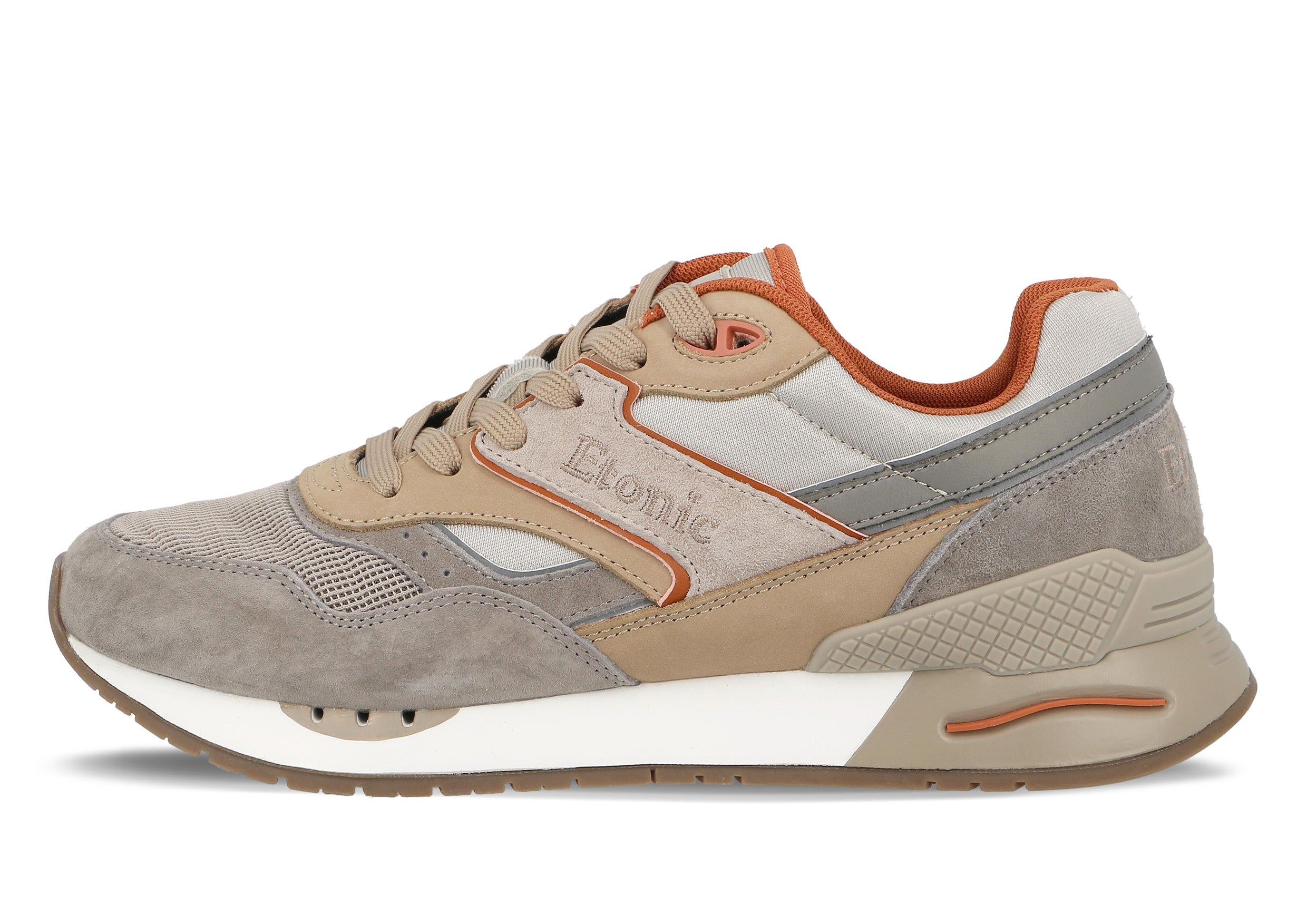 Sneakers Etonic Stable Base in tessuto a rete beige scuro e grigio chiaro, pelle scamosciata beige scuro con inserti in pelle multistrato color caramello e dettagli rossi.