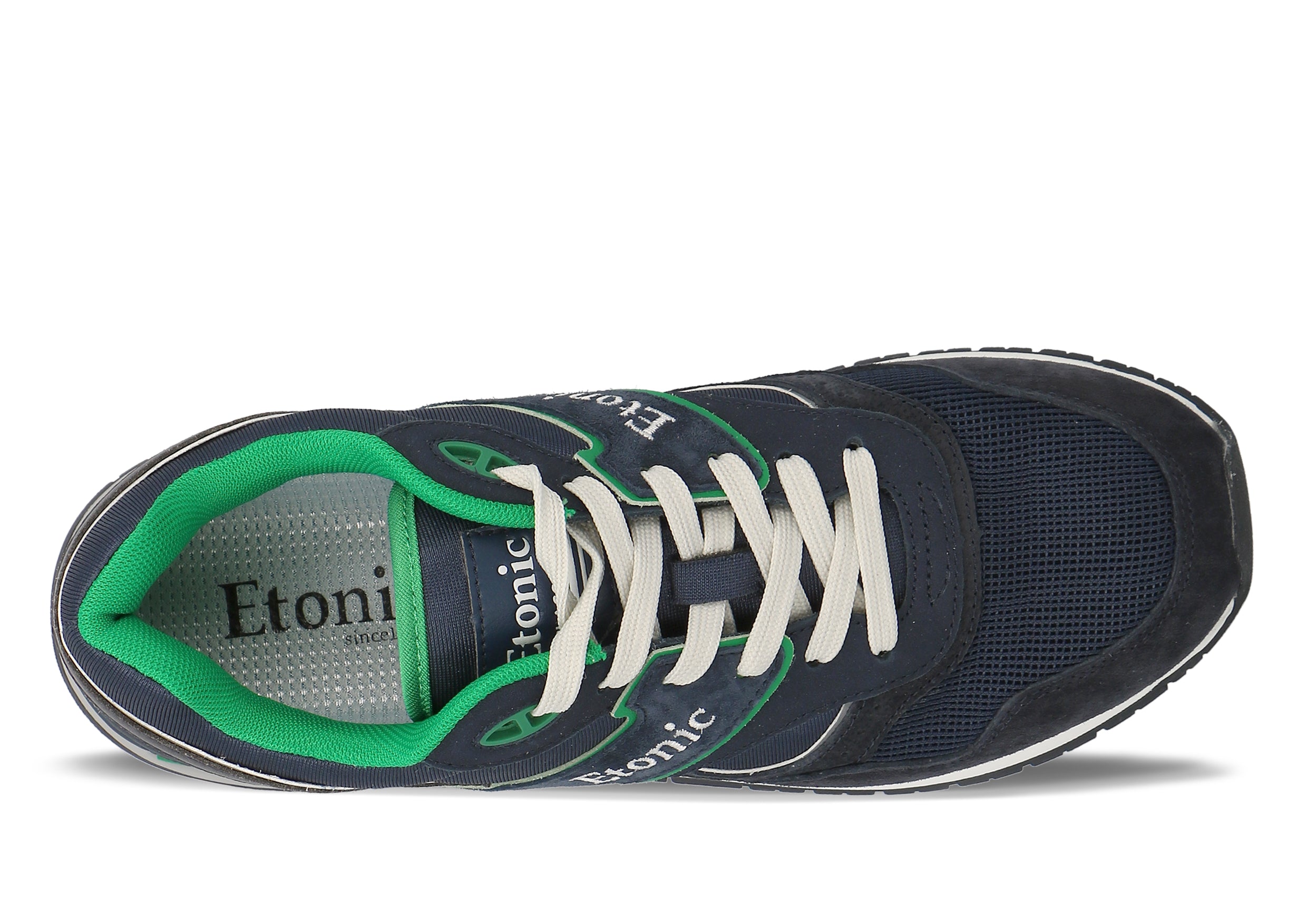 Baskets Etonic Stable Base en tissu mesh bleu foncé, daim bleu foncé avec empiècements en cuir ton sur ton multicouches et détails verts.