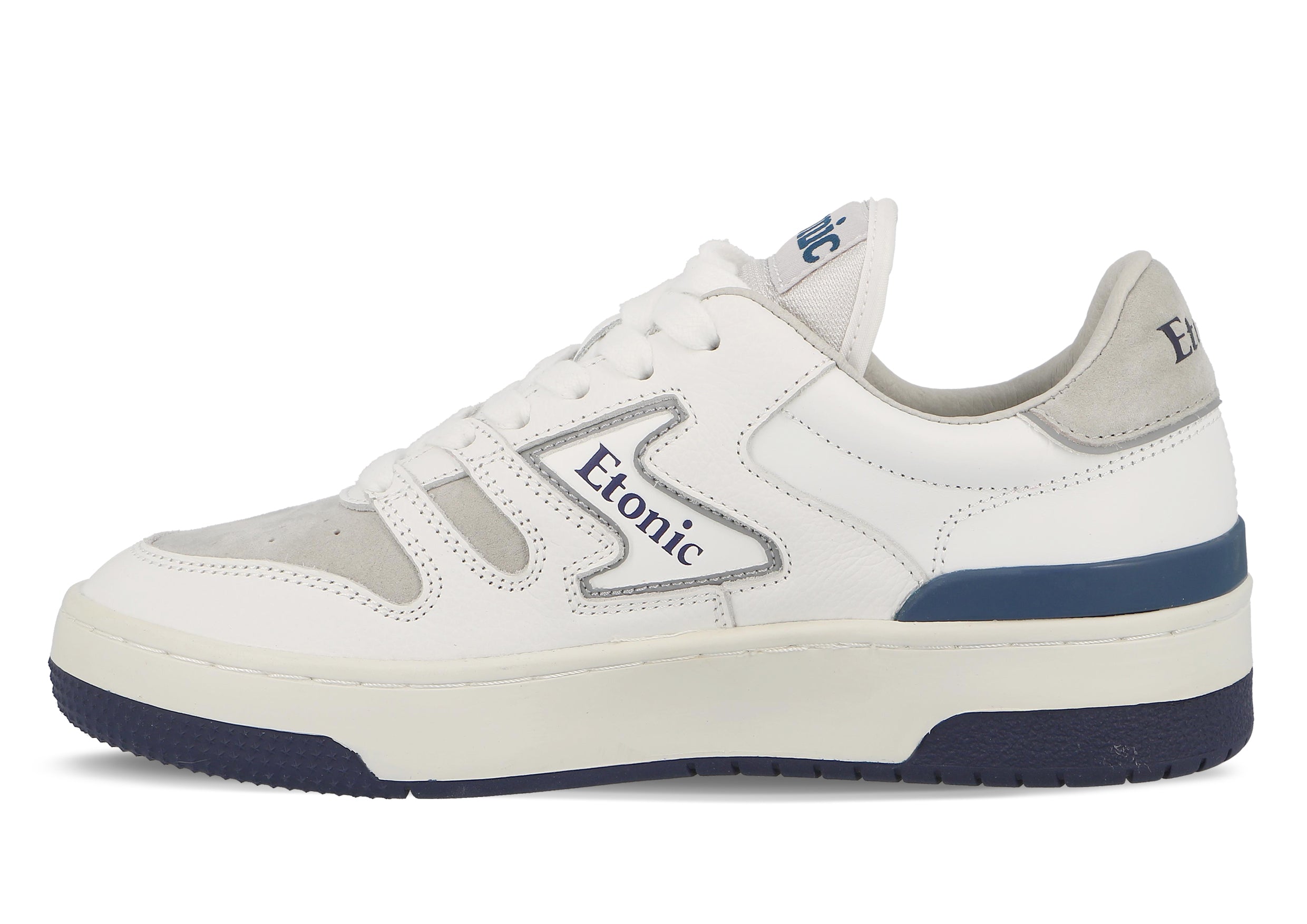 Baskets Etonic B481 en cuir suédé gris, bout en cuir blanc et semelle intermédiaire blanche avec semelle extérieure inférieure bleue.