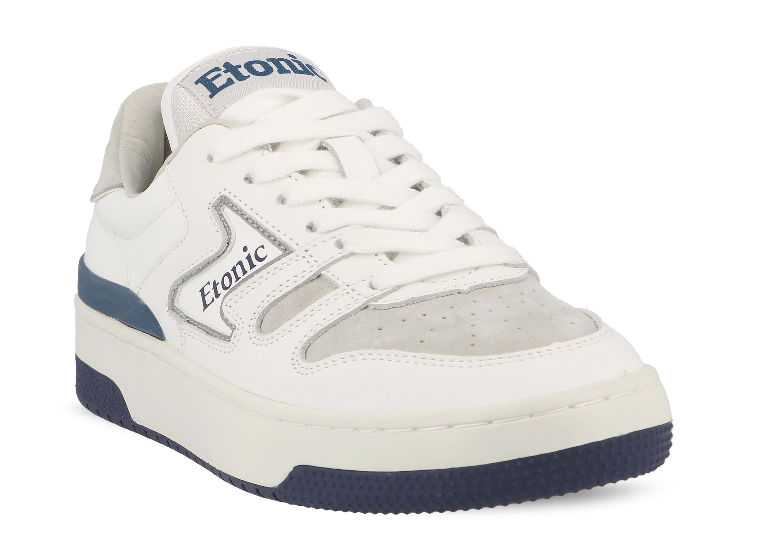 Baskets Etonic B481 en cuir suédé gris, bout en cuir blanc et semelle intermédiaire blanche avec semelle extérieure inférieure bleue.