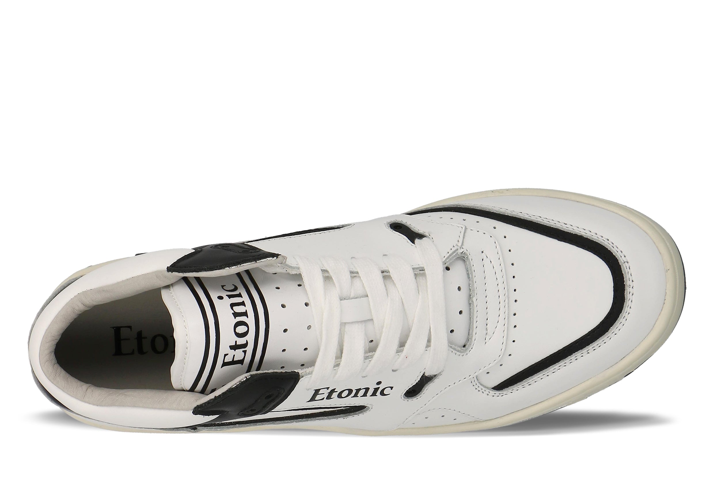 Sneakers Etonic B583 in pelle bianca e dettagli neri con intersuola bianco sporco e suola inferiore nera.