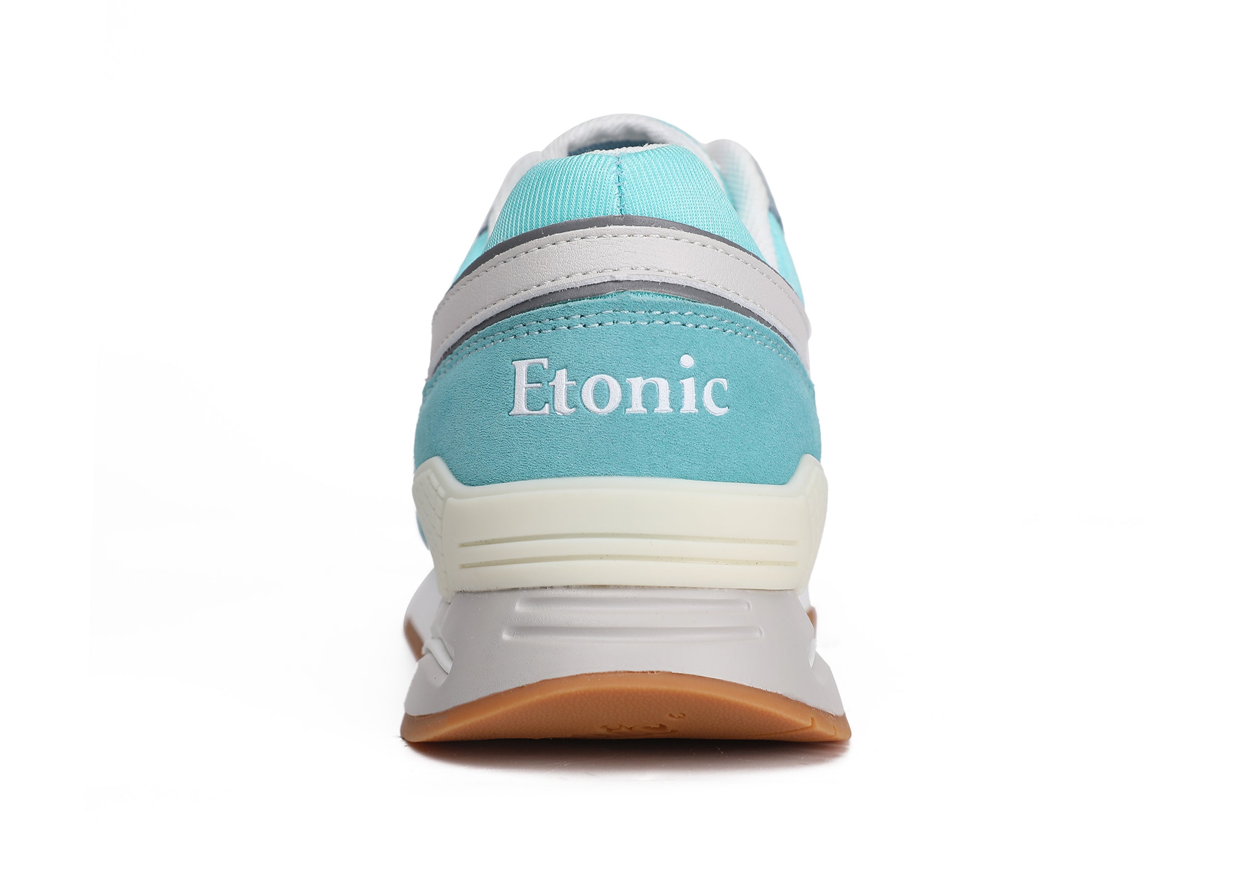 Sneakers Etonic Stable Base in tessuto rete turchese, camoscio turchese con inserti multistrato in pelle azzurro polvere, intersuola bianco sporco e suola fondo miele chiaro.