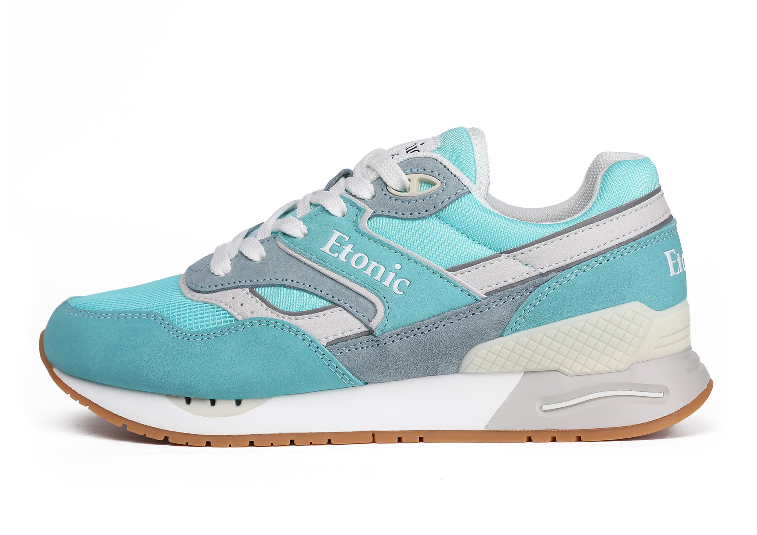Sneakers Etonic Stable Base in tessuto rete turchese, camoscio turchese con inserti multistrato in pelle azzurro polvere, intersuola bianco sporco e suola fondo miele chiaro.