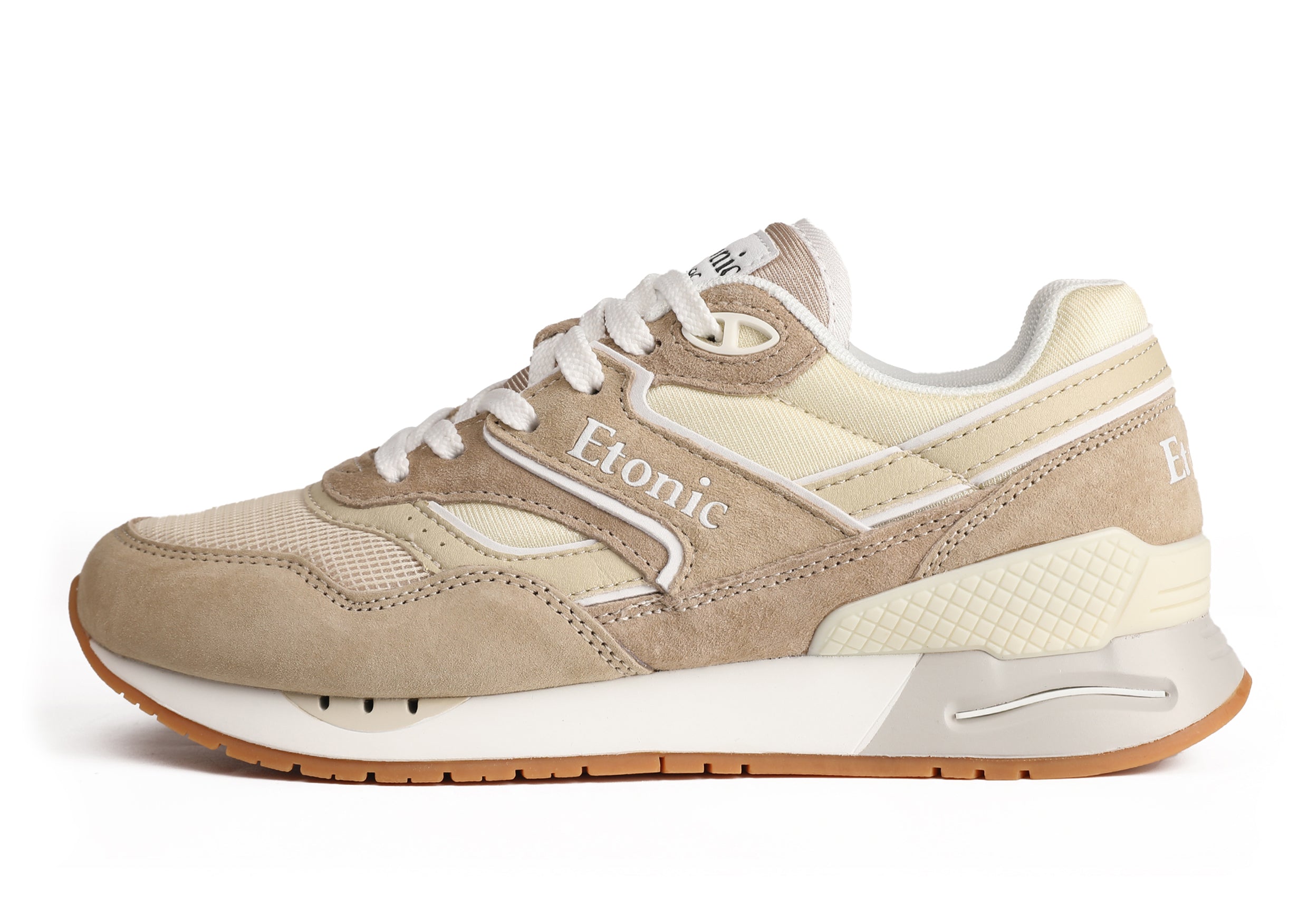 Baskets Etonic Stable Base en tissu mesh beige clair, daim beige avec empiècements en cuir beige multicouche, semelle intercalaire blanc cassé et semelle extérieure miel clair.