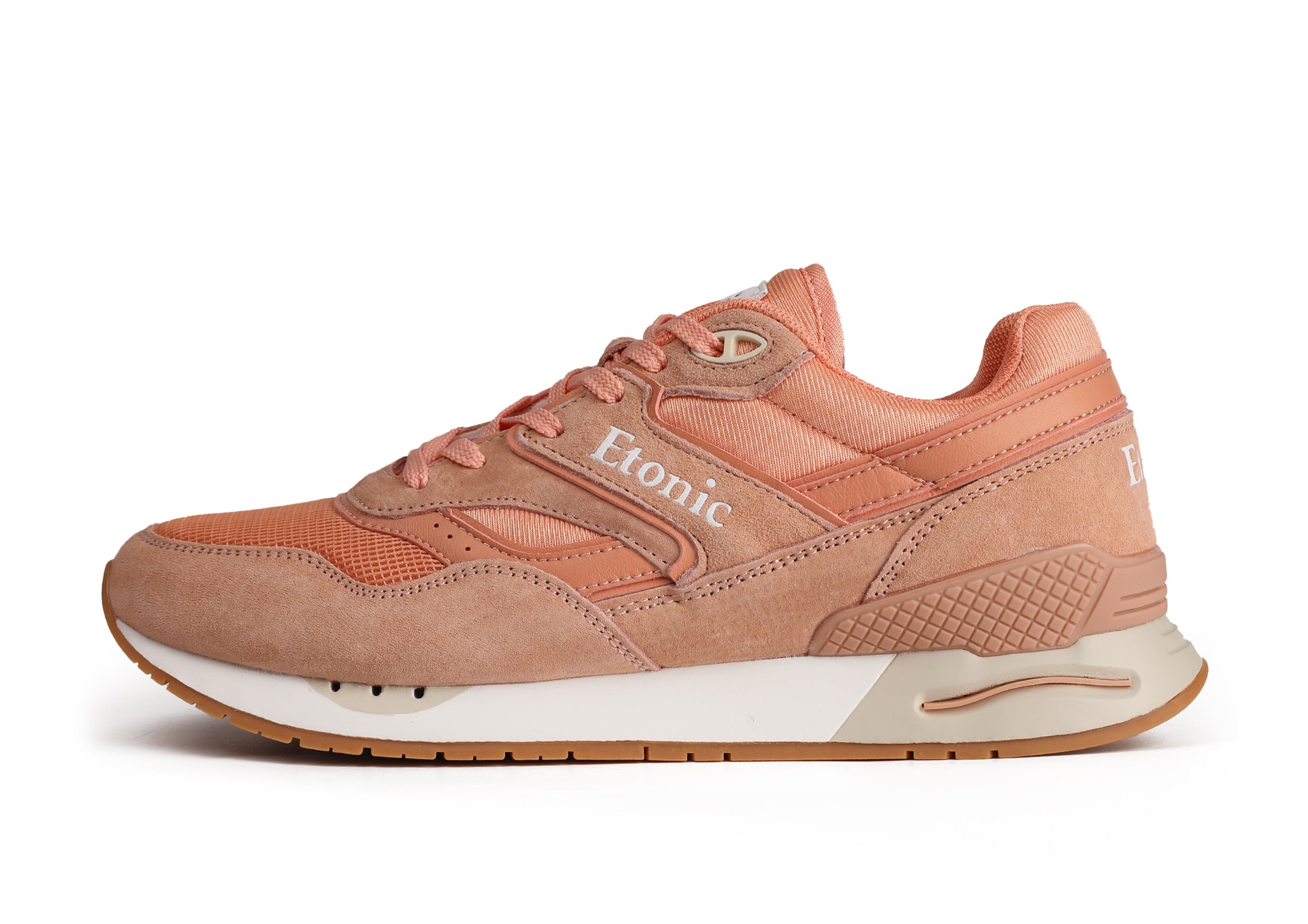Baskets Etonic Stable Base en tissu mesh pêche, daim pêche avec empiècements multicouches en cuir pêche, semelle intercalaire blanc cassé et semelle extérieure miel clair.