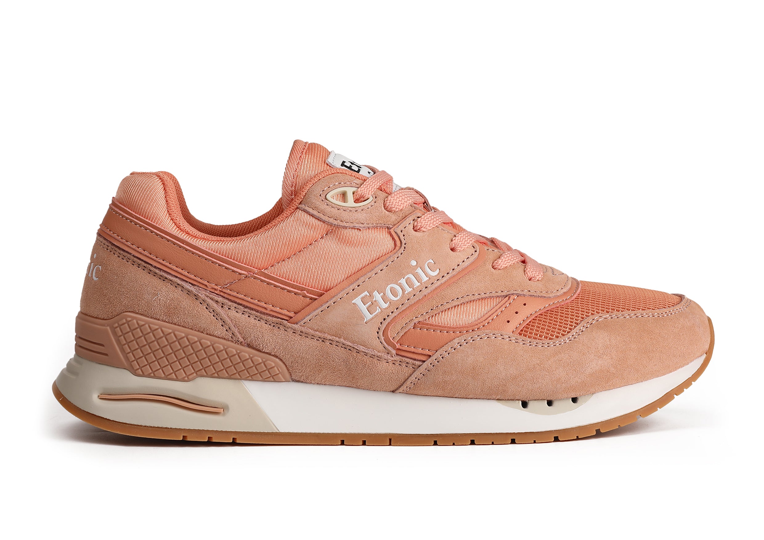 Baskets Etonic Stable Base en tissu mesh pêche, daim pêche avec empiècements multicouches en cuir pêche, semelle intercalaire blanc cassé et semelle extérieure miel clair.