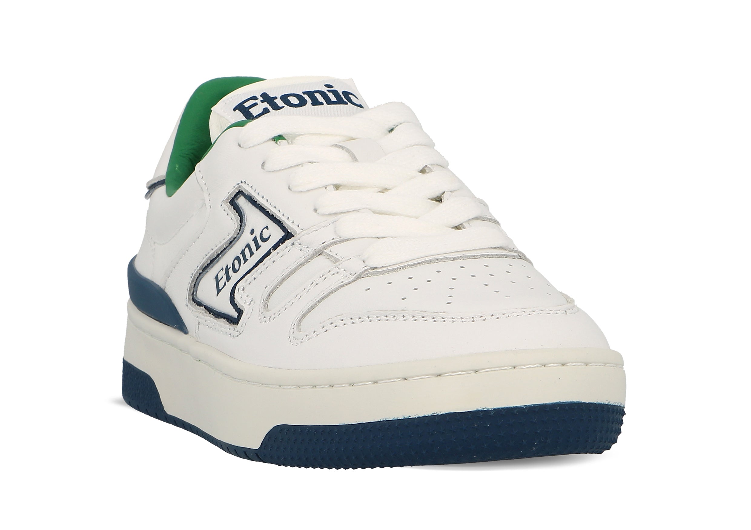 Baskets Etonic B481 en cuir blanc avec détails bleu marine, doublure verte et semelle intercalaire blanche avec semelle extérieure inférieure bleu marine.