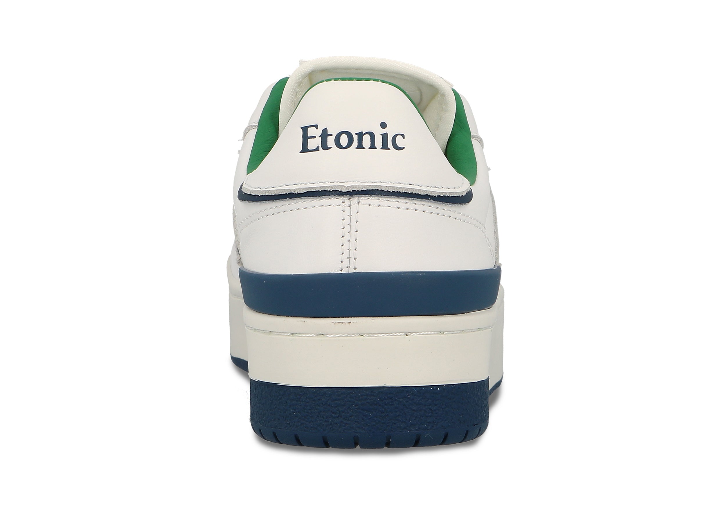 Baskets Etonic B481 en cuir blanc avec détails bleu marine, doublure verte et semelle intercalaire blanche avec semelle extérieure inférieure bleu marine.