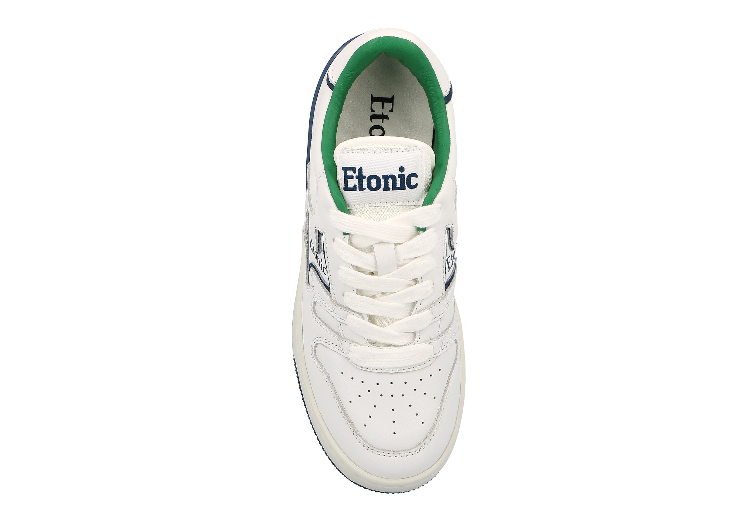 Baskets Etonic B481 en cuir blanc avec détails bleu marine, doublure verte et semelle intercalaire blanche avec semelle extérieure inférieure bleu marine.