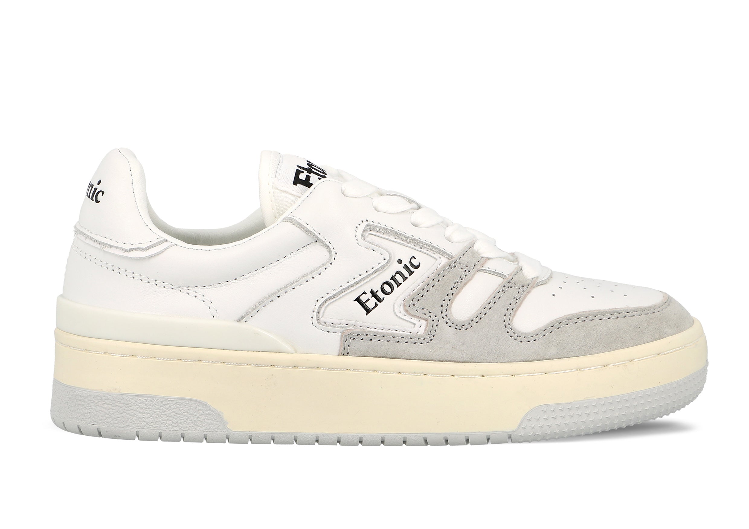 Baskets Etonic B481 en cuir blanc et daim gris clair avec semelle extérieure blanche.
