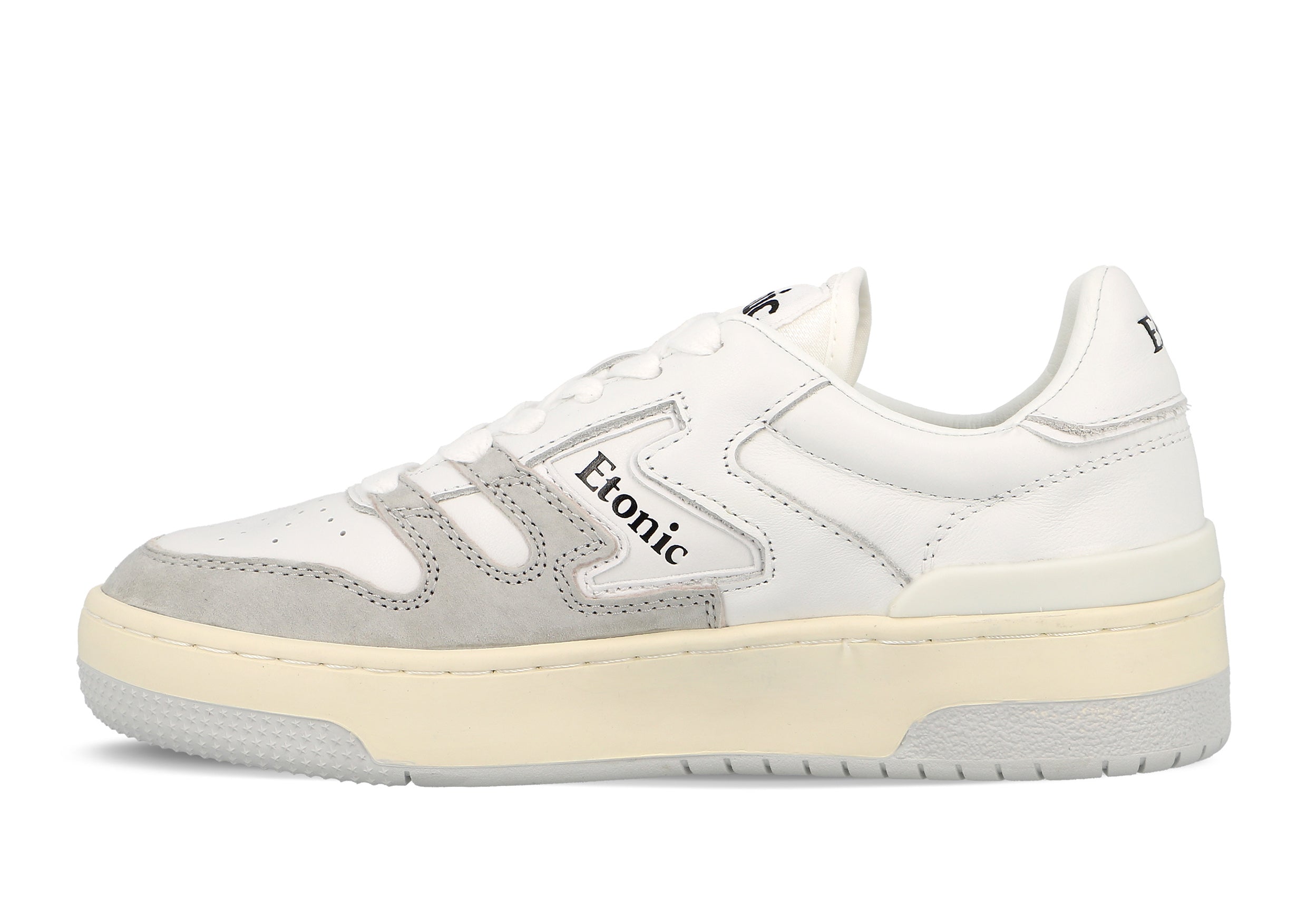 Baskets Etonic B481 en cuir blanc et daim gris clair avec semelle extérieure blanche.