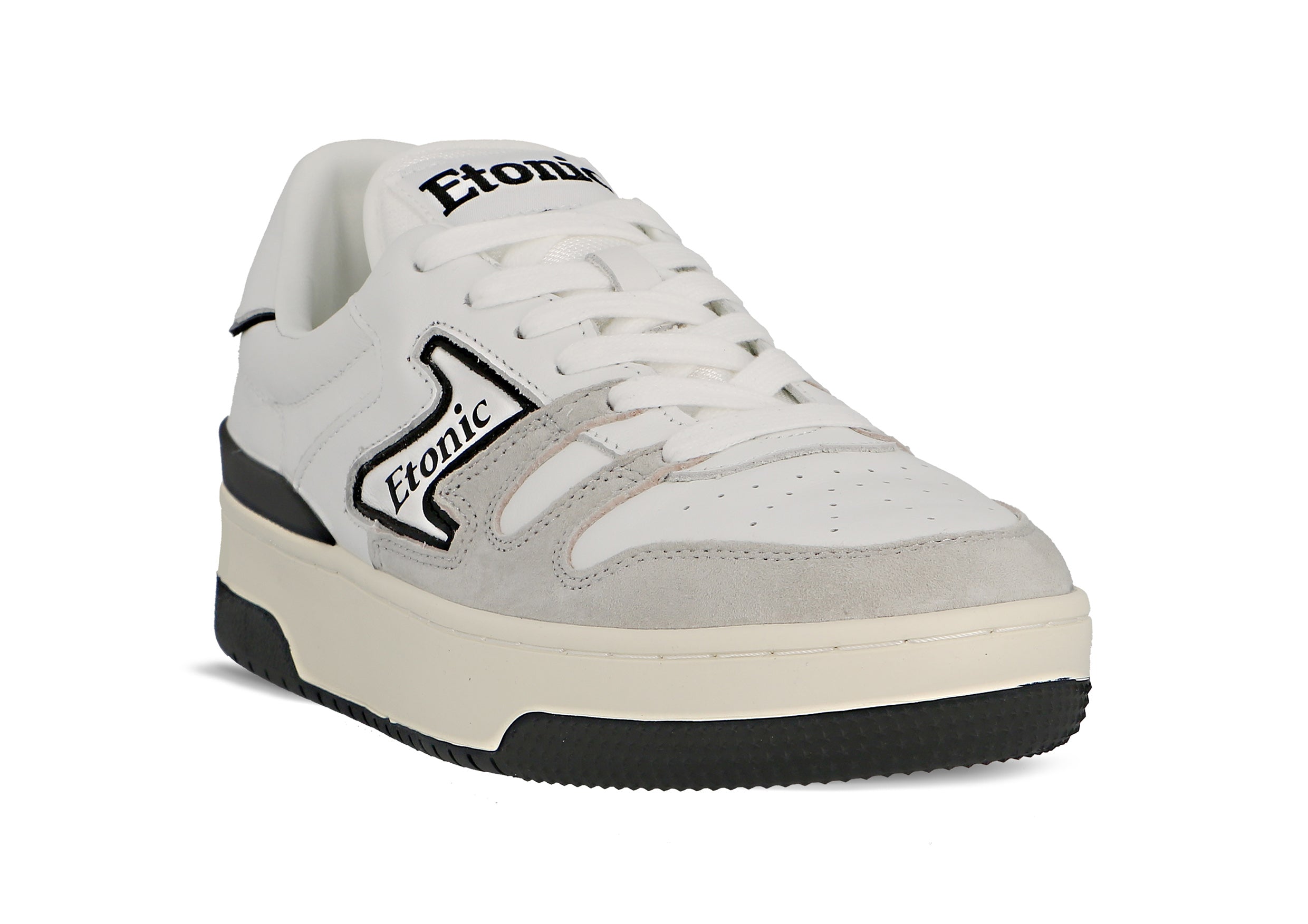 Baskets Etonic B481 en cuir blanc et daim gris clair avec empiècements et détails noirs.