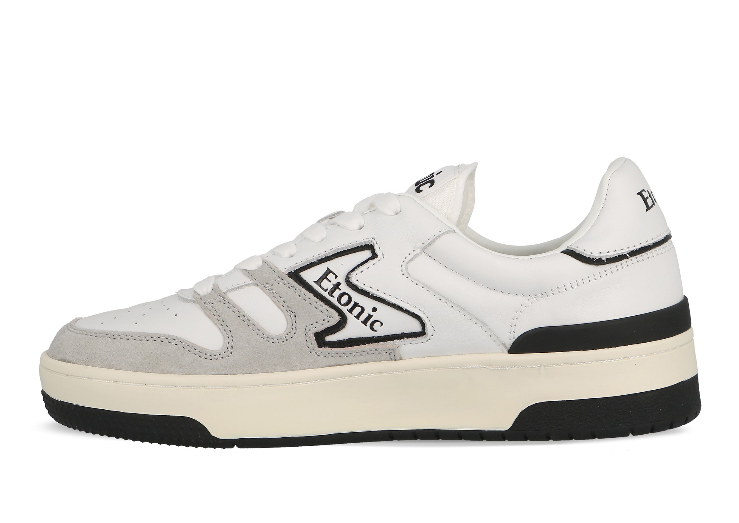 Baskets Etonic B481 en cuir blanc et daim gris clair avec empiècements et détails noirs.