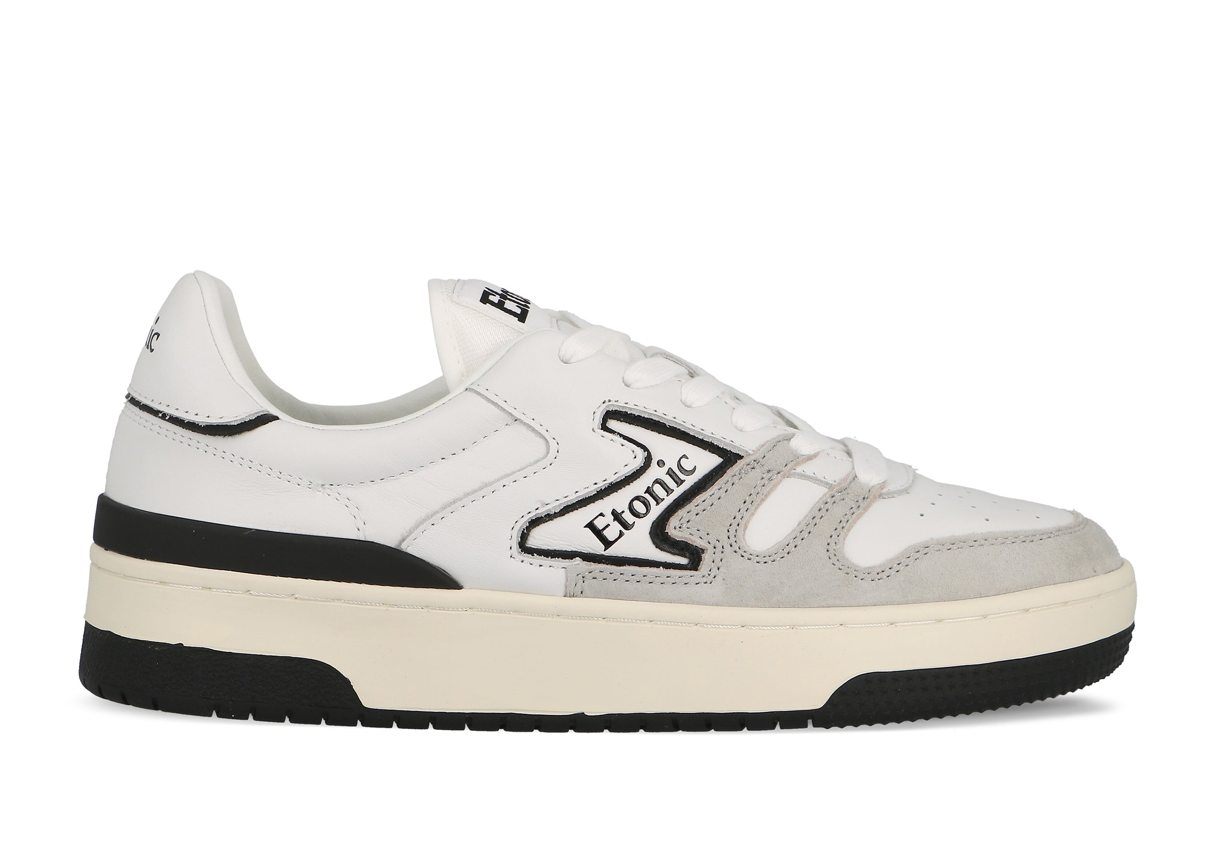 Baskets Etonic B481 en cuir blanc et daim gris clair avec empiècements et détails noirs.