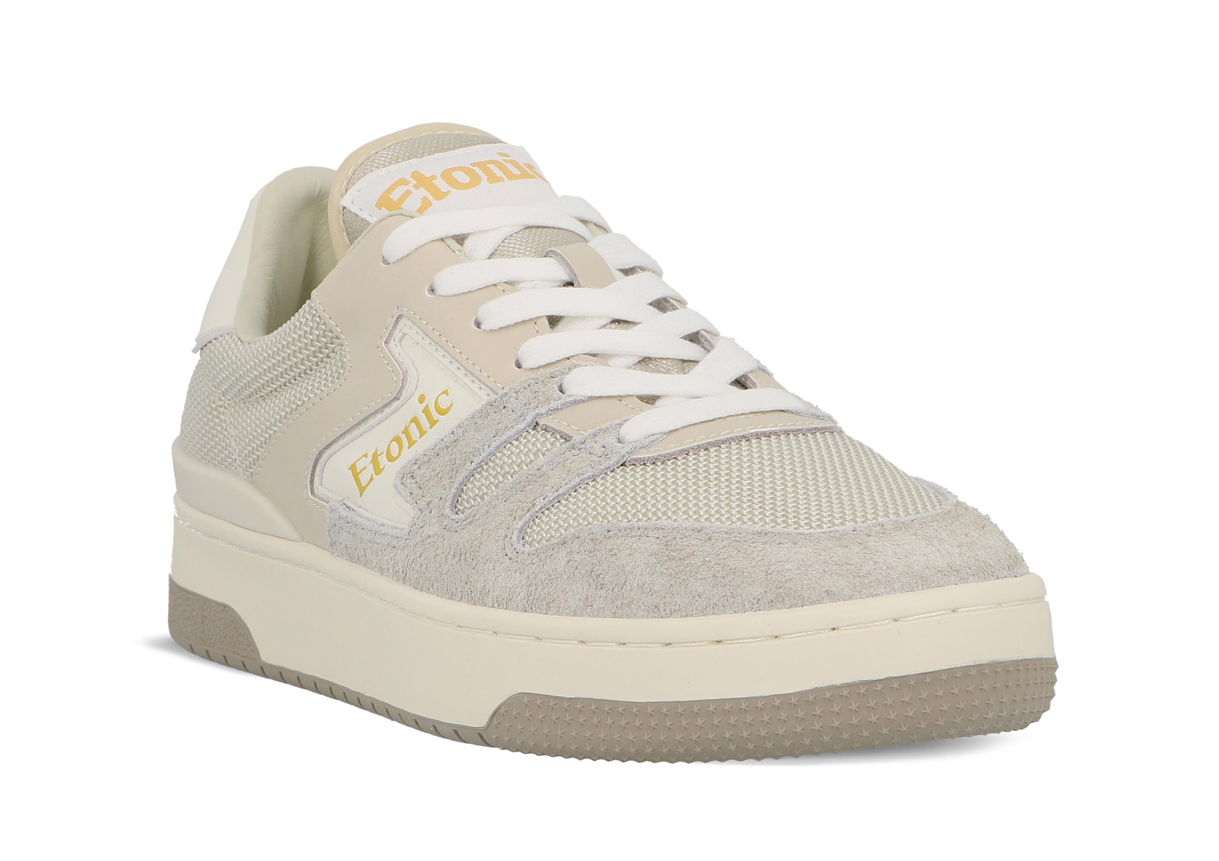 Sneakers Etonic B509 in tessuto mesh beige, suede peloso grigio con inserti multistrato in pelle bianco sporco, intersuola bianca e suola fondo miele chiaro.