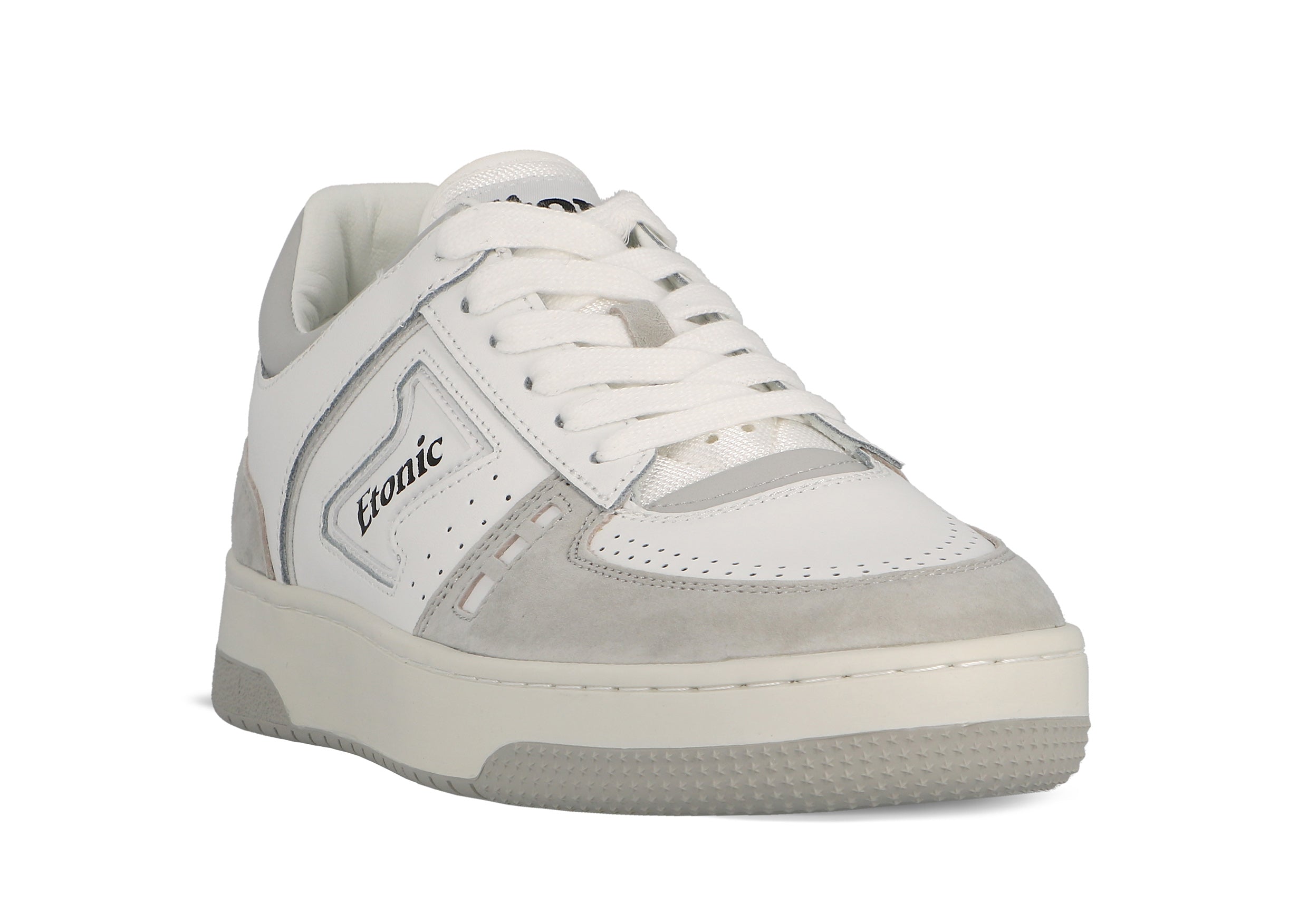 Baskets Etonic B509 en cuir blanc, daim gris clair, détails noirs et semelle extérieure blanc cassé.