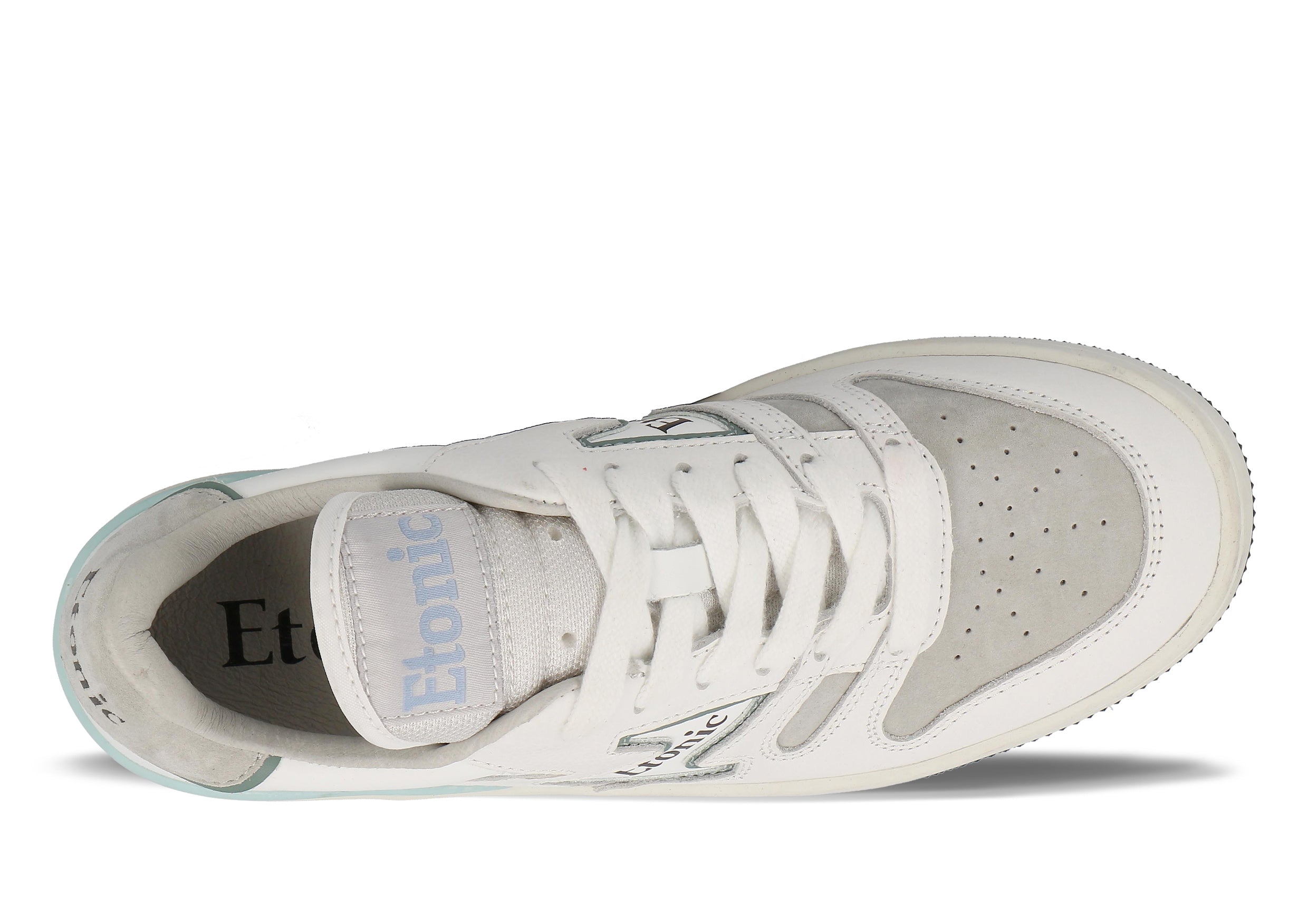 Sneakers Etonic B481 in pelle scamosciata grigia con puntale in pelle bianca, intersuola bianca, suola inferiore blu e dettagli celeste.