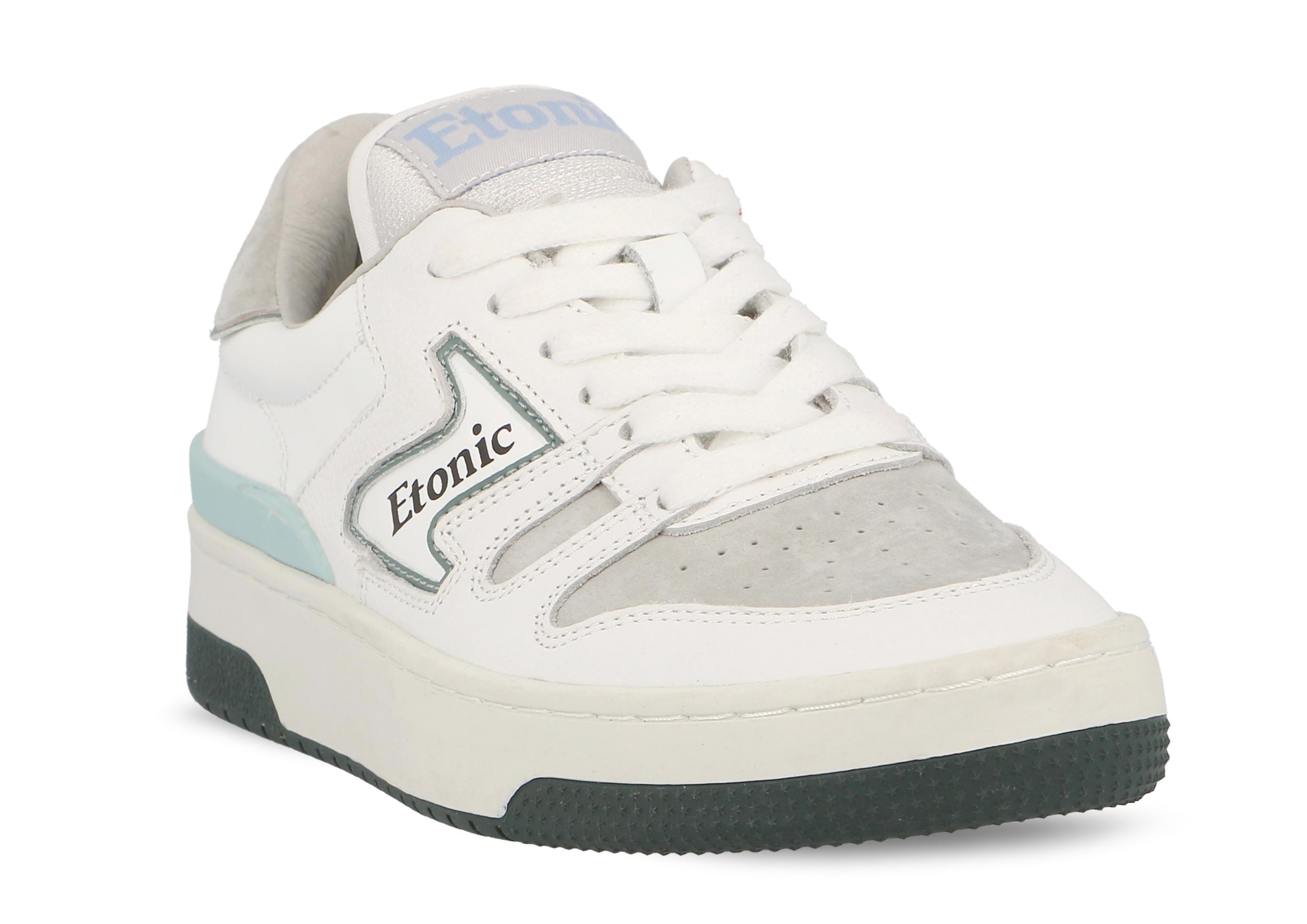 Sneakers Etonic B481 in pelle scamosciata grigia con puntale in pelle bianca, intersuola bianca, suola inferiore blu e dettagli celeste.