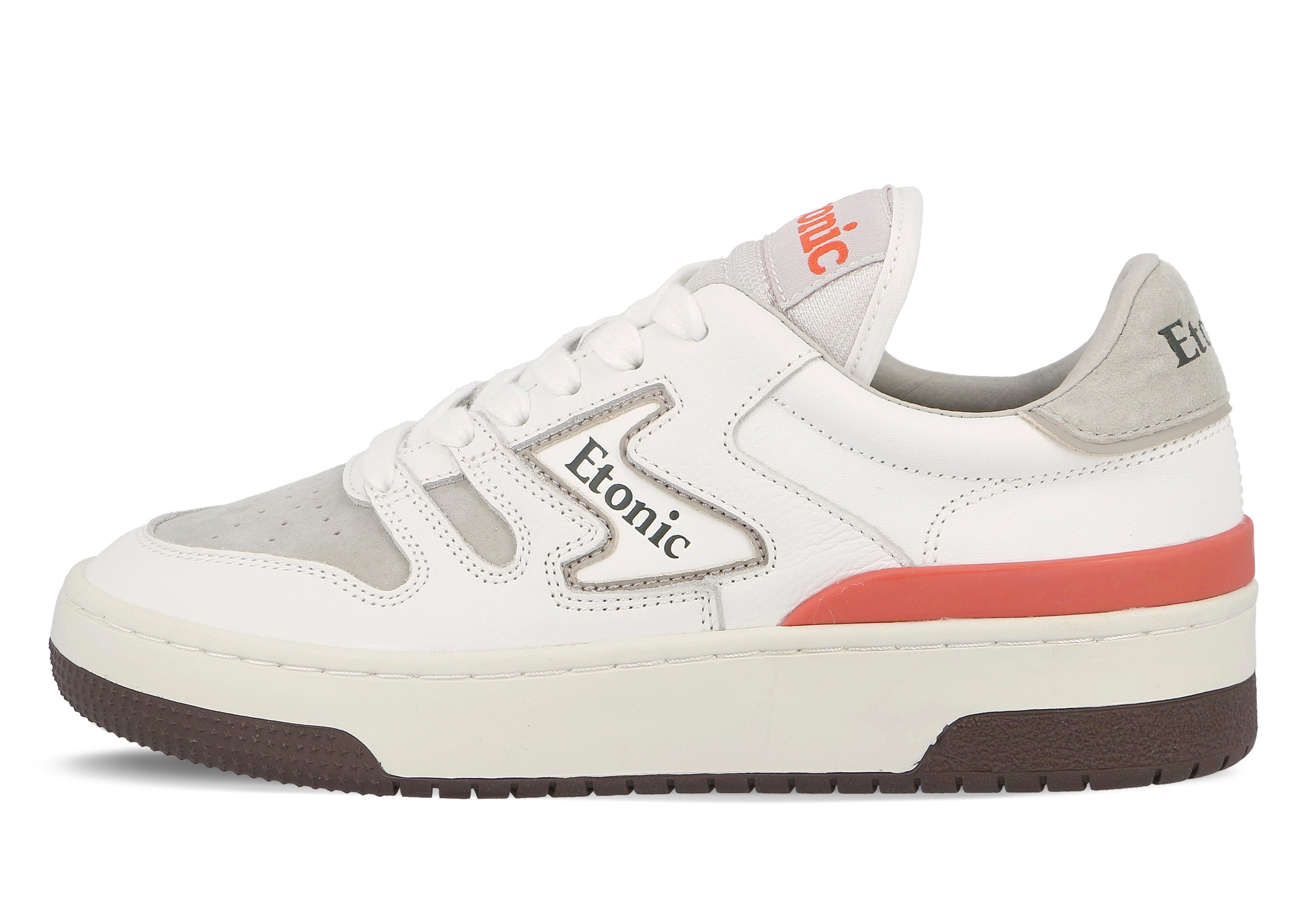 Baskets Etonic B481 en cuir suédé gris, bout en cuir blanc avec semelle intermédiaire blanche, semelle extérieure marron foncé et détails rouge corail.