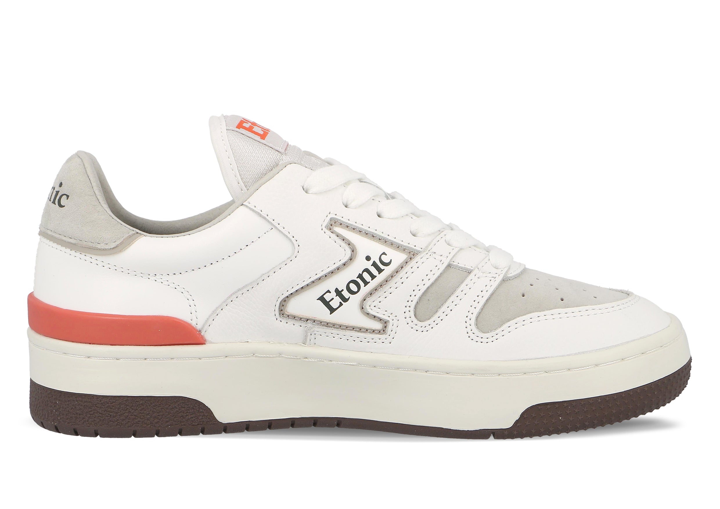 Baskets Etonic B481 en cuir suédé gris, bout en cuir blanc avec semelle intermédiaire blanche, semelle extérieure marron foncé et détails rouge corail.