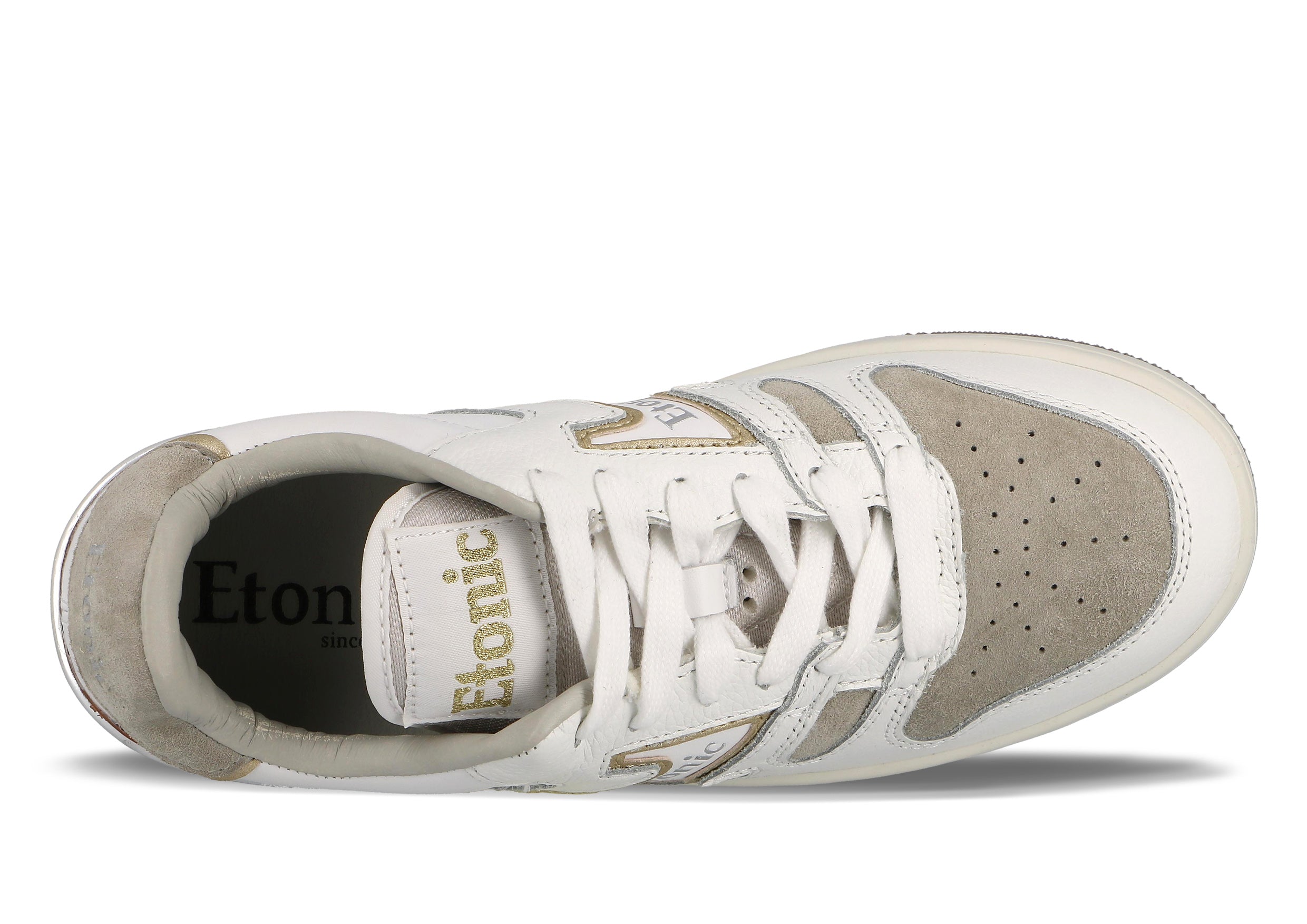 Sneakers Etonic B481 in pelle scamosciata grigia con puntale in pelle bianca, intersuola bianca, suola inferiore marrone, dettagli argento e oro.