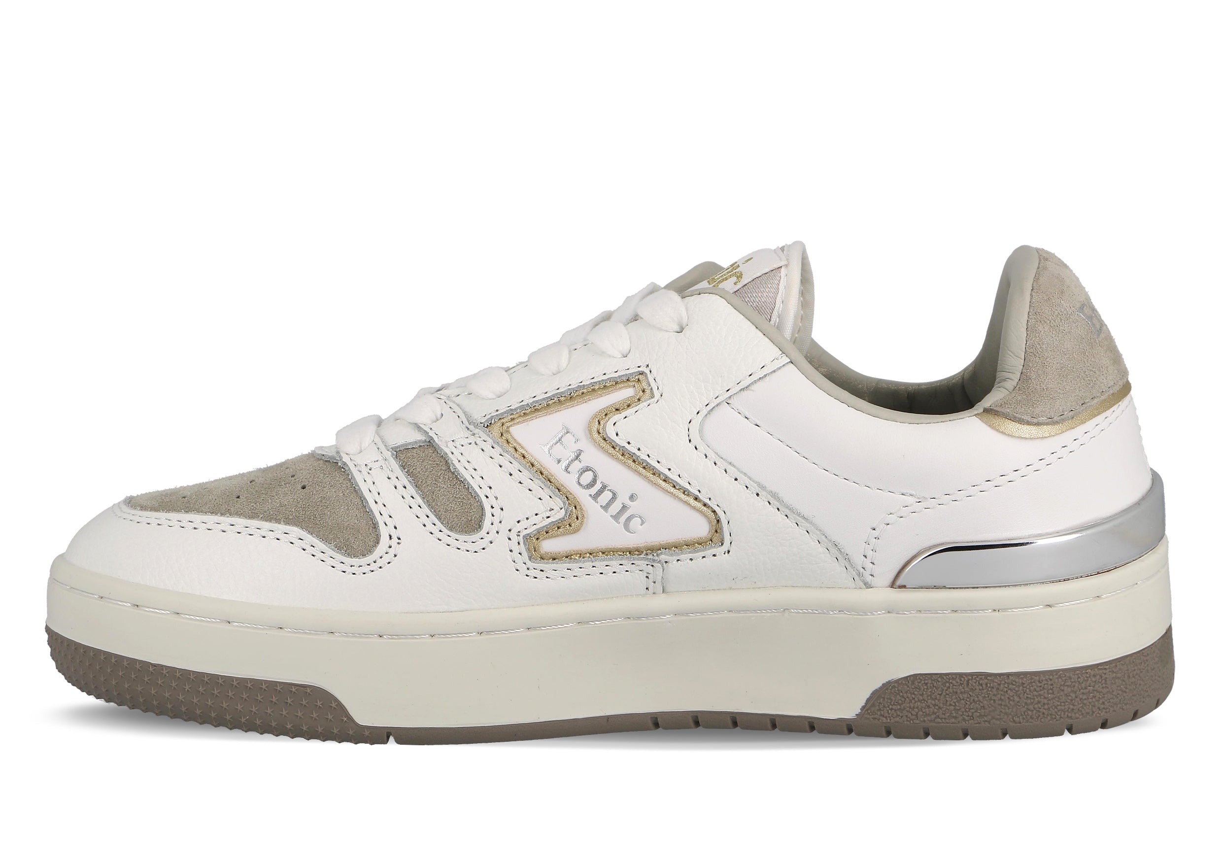 Sneakers Etonic B481 in pelle scamosciata grigia con puntale in pelle bianca, intersuola bianca, suola inferiore marrone, dettagli argento e oro.