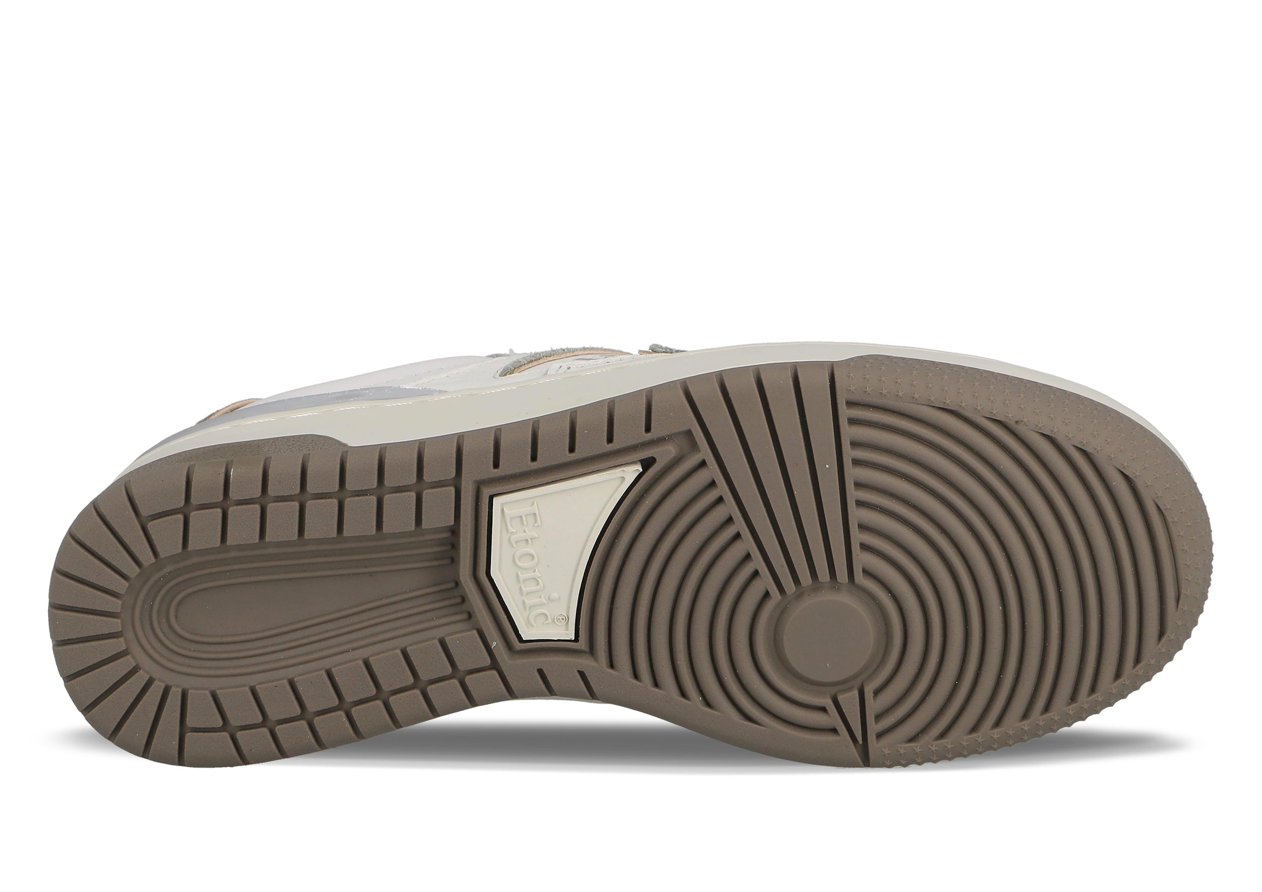 Sneakers Etonic B481 in pelle scamosciata grigia con puntale in pelle bianca, intersuola bianca, suola inferiore marrone, dettagli argento e oro.