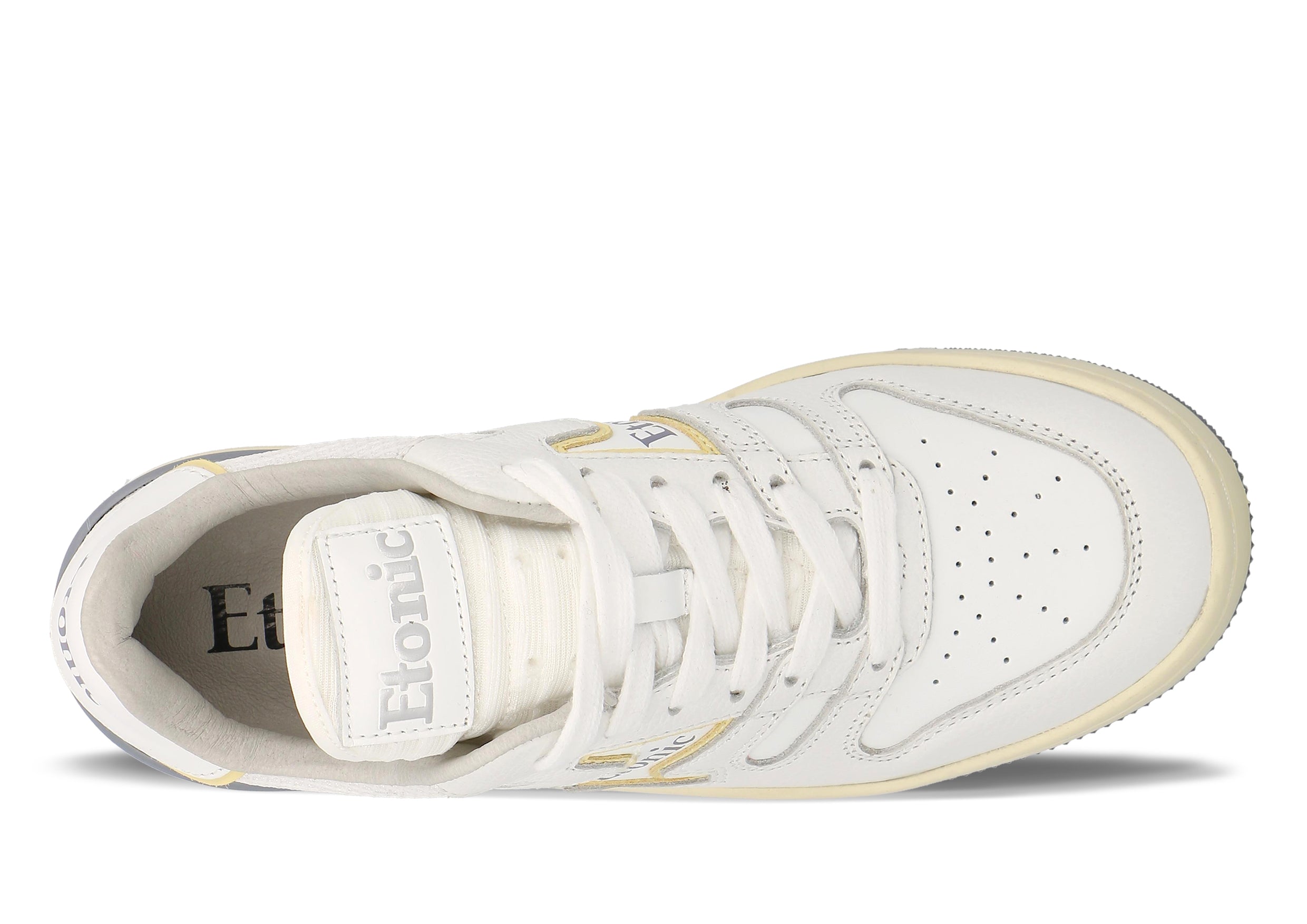 Baskets Etonic B481 en cuir blanc, mesh blanc, détails jaune et vert gris fumé avec semelle intermédiaire beige et semelle extérieure inférieure gris fumé.