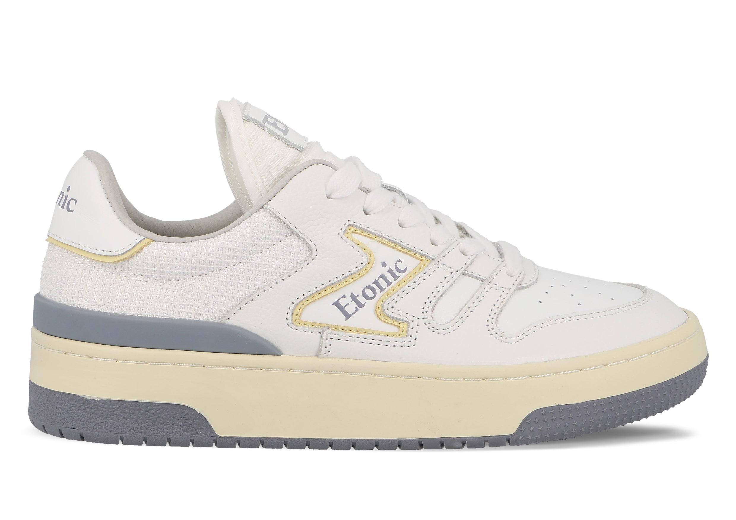 Baskets Etonic B481 en cuir blanc, mesh blanc, détails jaune et vert gris fumé avec semelle intermédiaire beige et semelle extérieure inférieure gris fumé.