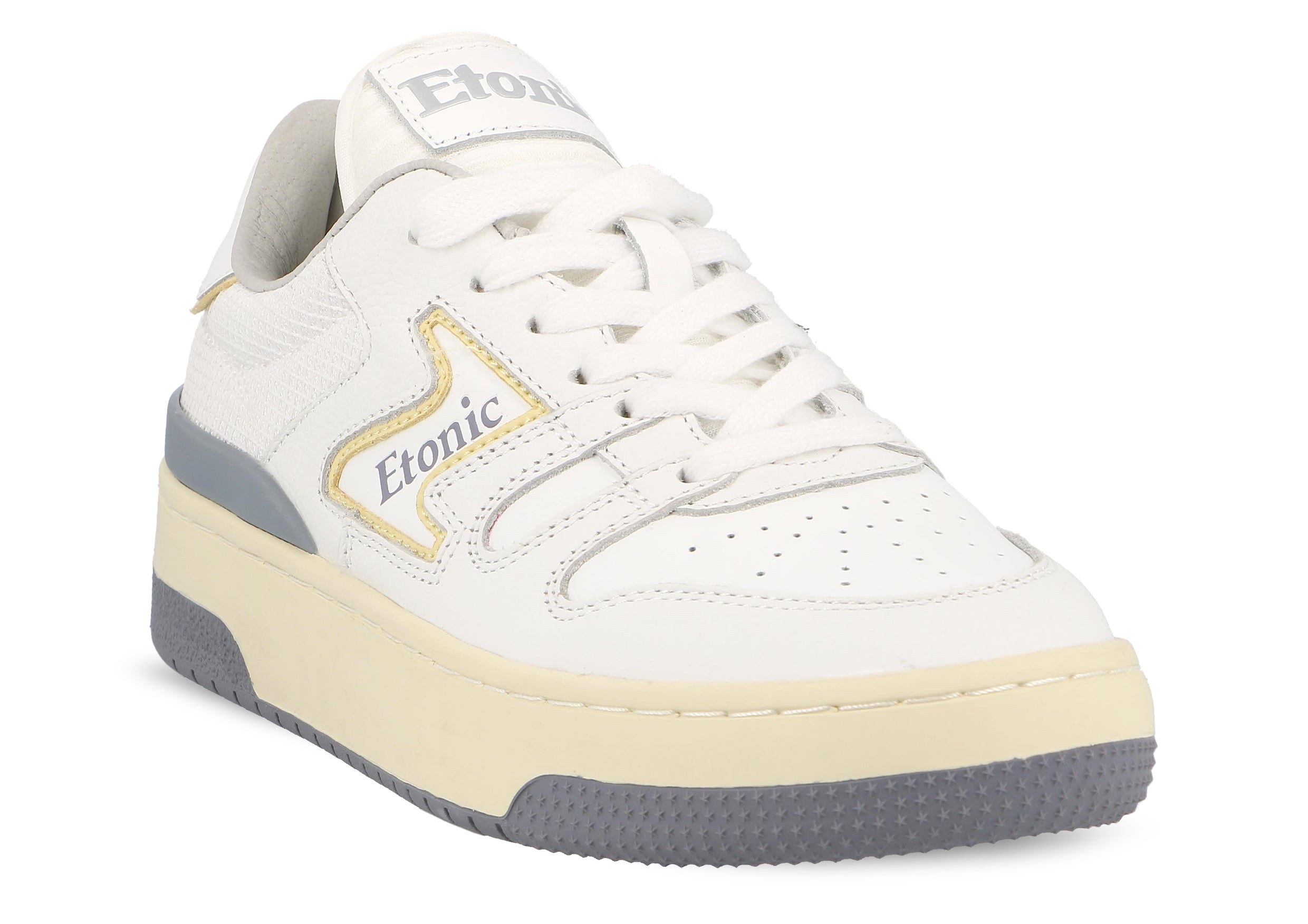 Baskets Etonic B481 en cuir blanc, mesh blanc, détails jaune et vert gris fumé avec semelle intermédiaire beige et semelle extérieure inférieure gris fumé.